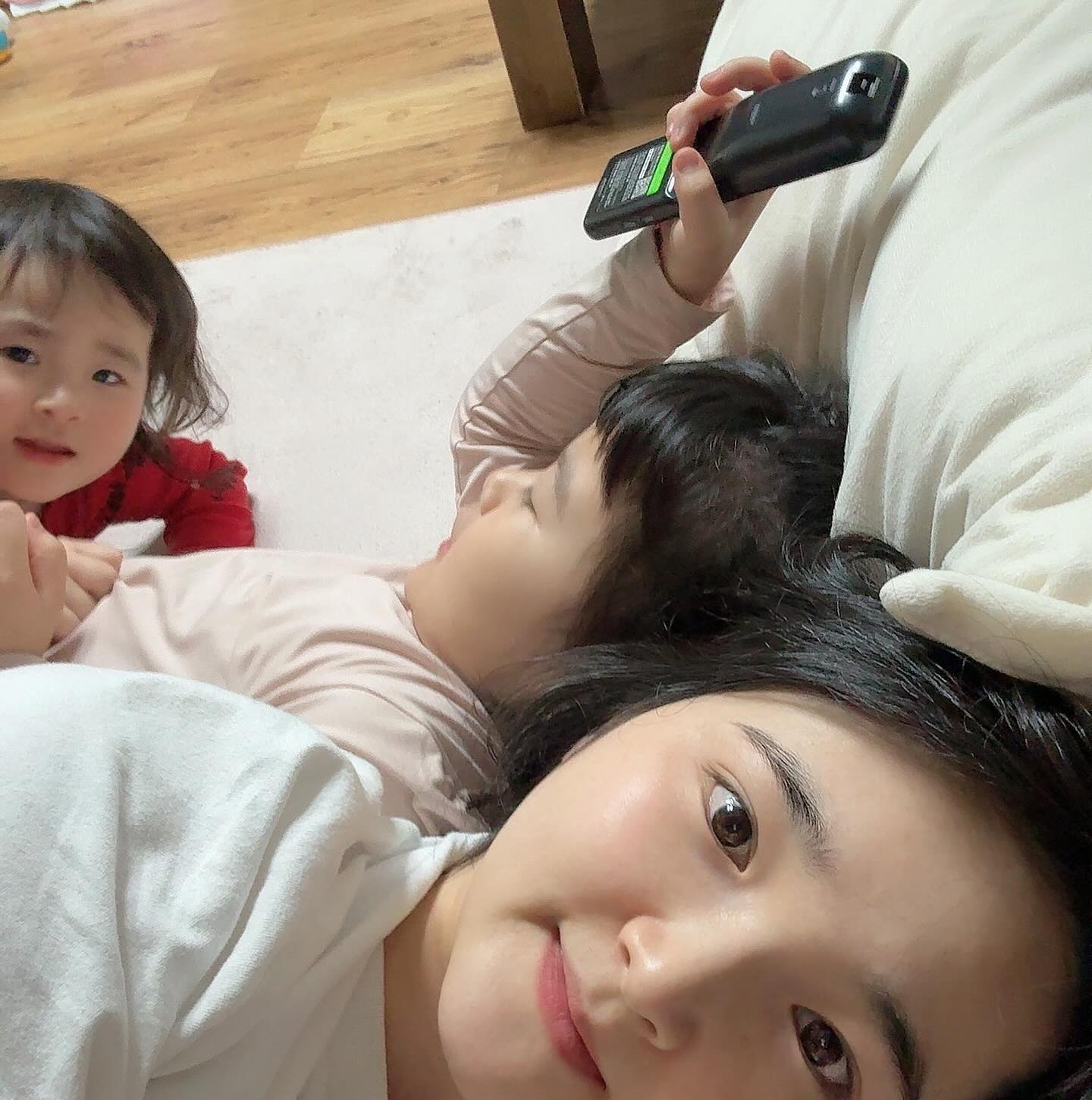 주말 끝나간다,,✨

독감을 시작으로 금요일 부터
내내 시달린 엄마의 초점나간 샷
A형 독감 결과 나오자마자
수액 주렁주렁 달아서 두시간 맞혔더니
다행이 열 없이 주말 잘 보내줌🥲
환자보다 더 너덜너덜해진 엄마사람,,🫠
K장녀답게 아파도 리모컨은 지 손에👀
소파 올라가려다 멈추고 주저 앉아서
누나 얼굴 엉덩이로 깔고 앉은 애😂
이제 빨리 자라 엄마 귀도 좀 쉬어야지,,🙂
#다둥이네주말