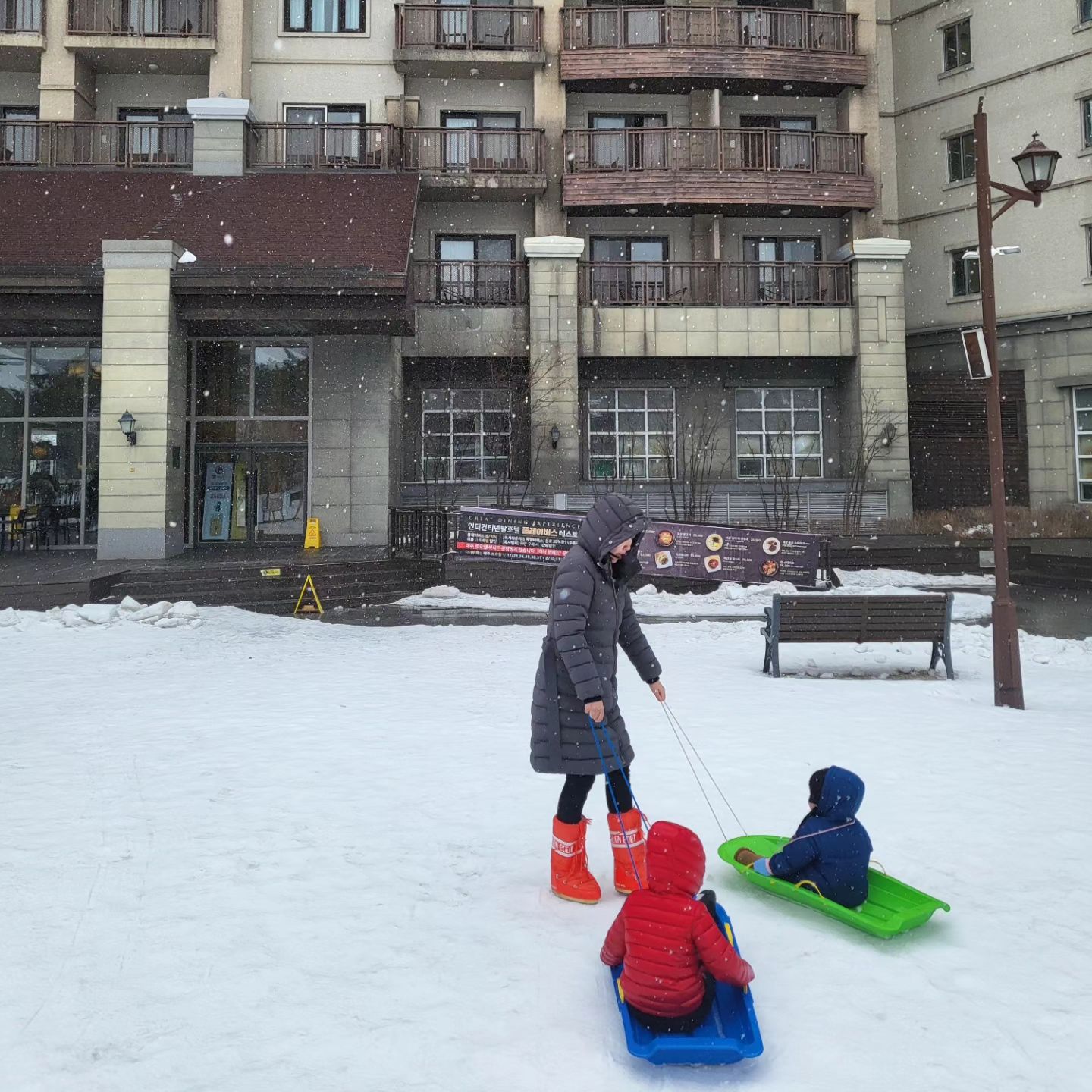 너무 자주오지만 내가 너무 사랑하는 평창인터컨 🤍
회원권 있어서 일반 객실 예약해도 스위트 무료 업글에 무료 조식까지 주는 🤍
요즘 1박씩 나눠 옮겨다니는거 나름 재밌음?
눈까지 펑펑 내리고 당근에서 오천원주고 썰매 사온 나 칭찬해~~~ ✌️