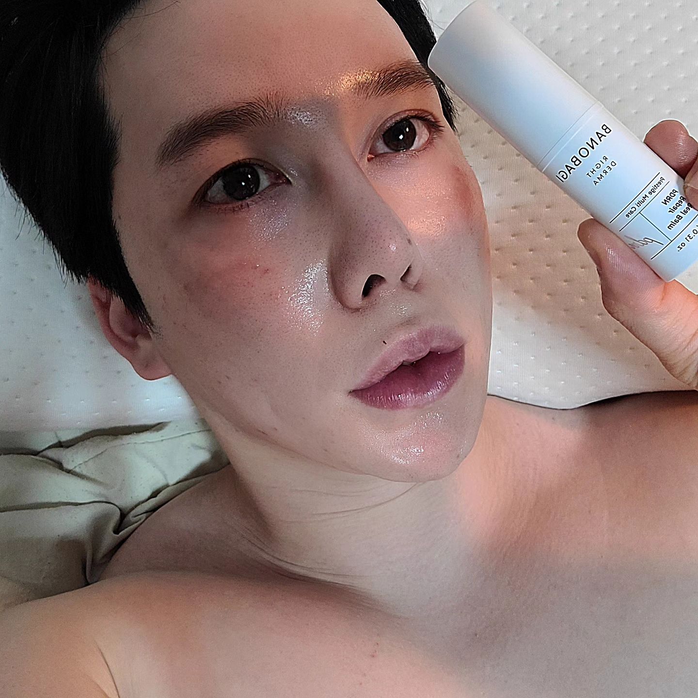 #협찬 banobagi.official #바노바기코스메틱 #피디알엔리페어리얼밤

※영상과 사진은 보정 없는 일반카메라로 촬영했습니다.

3일전부터 화장품을 잘못 썼는지 😭 😢 

피부트러블 생겨서 굉장히 속상했는데..
(내가 진짜 운동이랑,피부는 진짜 너무 예민한편 🥺 🥺 🥺)

화장품도 진짜 더 신경써서 바르는 요즘

보습+성분 까지 안전하게 어디서나 바를 수 있는 멀티밤 
바노바기 코스메틱 멀티밤 🌟 

일단 이제품은 얼루어 베스트 오브 뷰티어워드 스킨케어 스틱부분!!!!
"에디터스 픽 "수상한 대단한 제품 👍 

국내 대표 뷰티전문가들이 극착한 뷰잘알들의 최애탬

요즘 같이 건조하고
저처럼 ㅠㅠ 피부 예민하신 분들 ㅠㅠ

진짜 좋은 제품..쓰세여 
+연어의 활력이 가득한 PDRN과 연어알 추출물을 담았다고 하니 최고죠
(연어가 피부에 좋은거 알죠? 피부과 가면 연어주사도 있을정도임)

그리고 머리카라이 달라 붙지 않는 촉촉한 발림성이 굉장히 맘에듬+휴대하기편함+무향

[바쁜일상 속 내 피부에도 활력을 넣어줍시다]
고생한 나의 피부 토닥토닥 ❤️ 

🌟  리얼밤은 바노바기 공식 네이버 스토어에서 무료배송으로 받을수 있다고 하네요 🌟

#기초화장품 #멀티밤 #속건조 #건성피부 #악건성 #멀티밤추천 #selfie #daily #ootd #follow #좋반 #오늘의훈남 #오늘의훈녀 #선팔하면맞팔 #그루밍족 #자기관리 #여자들이좋아하는 #피부좋은남자 
#스틱밤 #미백 #헬스 #스킨케어스틱 #여행 #홈에스테틱