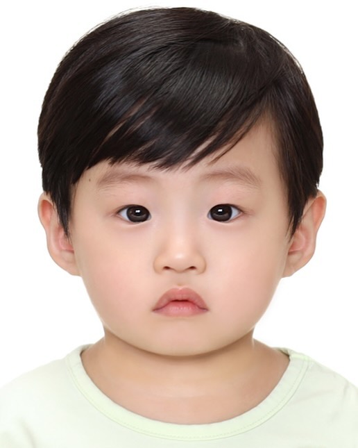 우리윤이 첫 증명사진📸
.
.
거희 3분만에 찍어주셔서
와.. 진짜 빨리 찍으시는데
사진 괜찮겠지…?
걱정했는데 왠걸..
너무 잘나와서 만족🩷