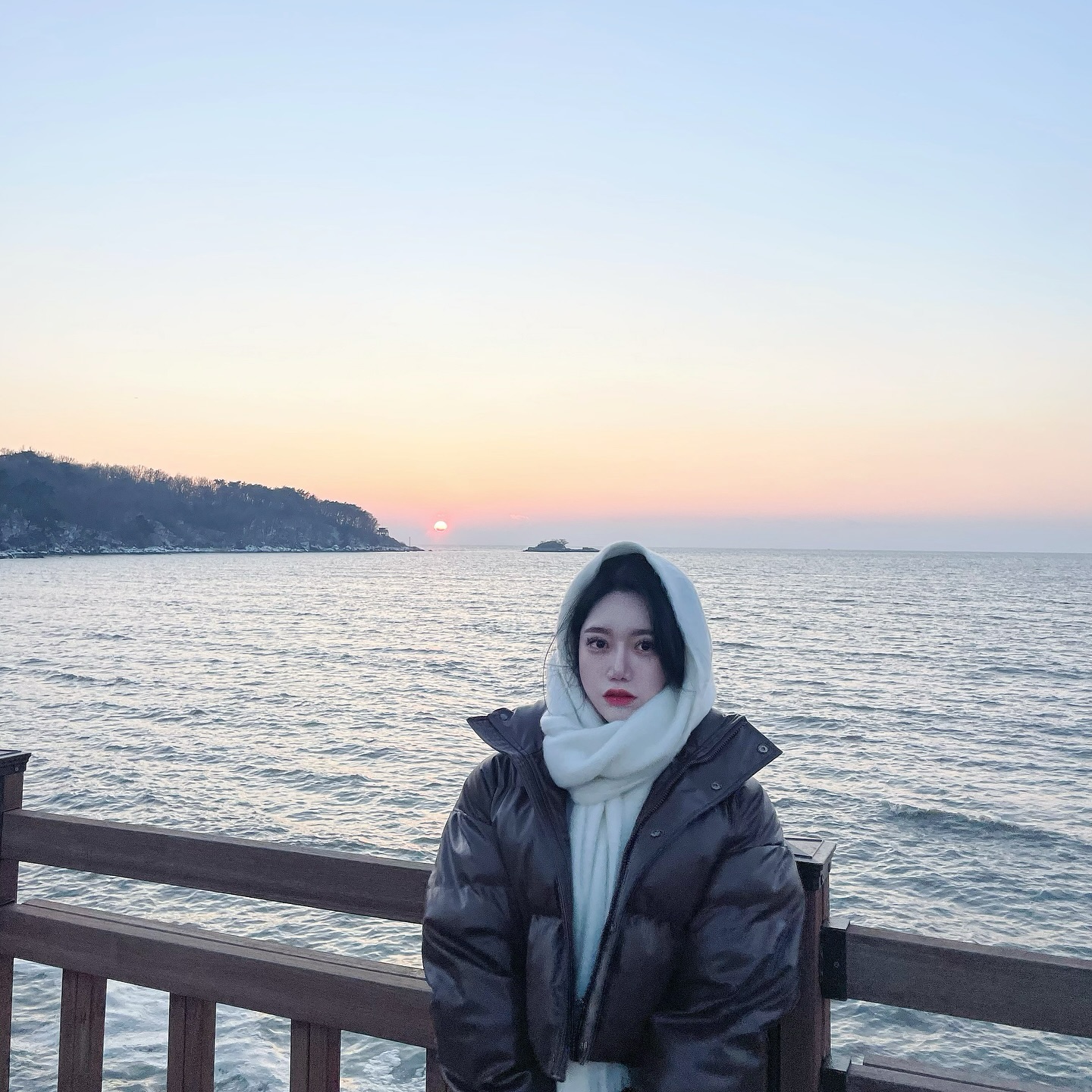 내 월급처럼 작고 귀여운🌅
.
.
목도리 협찬 : oesgnuessnuyh 감삼댜🙇‍♀️
#인천 #강화도 #일몰 
#장화리일몰조망지 #일몰맛집 
#겨울코디 #목도리 #ootd