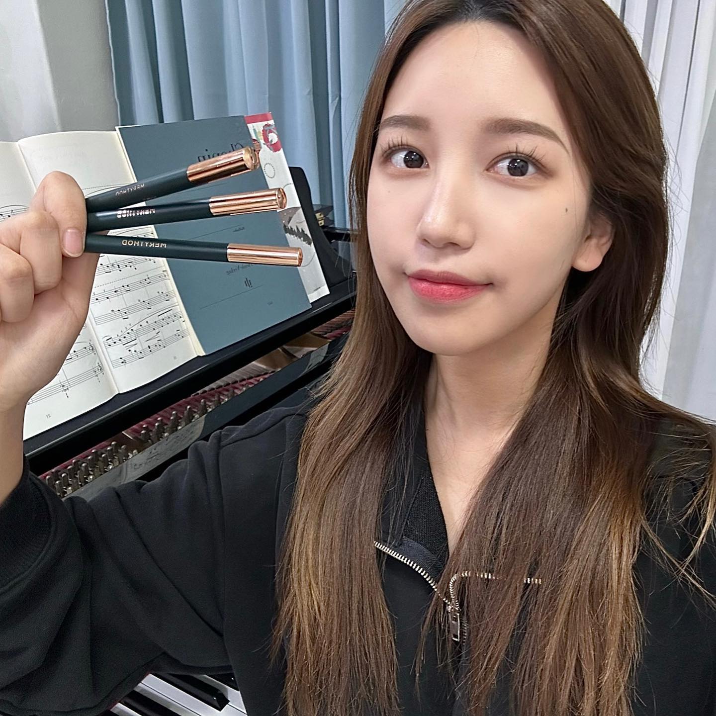 #협찬 평소에 아이브로우 그리기 귀찮아 하는 사람🙋‍♀️
저는 평소에 화장을 잘 안 하고 다녀요
진짜 틴트랑 아이브로우 정도..?

사실 그것도 귀찮아서 안 하고 다니는 경우가 많은데
#메리쏘드릴타투브로우펜 을 사용하면서
눈썹만큼은 꾸준하게 그리는 사람이 되었어요
왜냐하면 저녁에 한 번 그려주면 10일은 유지가 되거든요✨

눈썹 결대로 그려지기 때문에 자연스럽고
동봉된 아이브로우 가이드로 초보자 분들도
손쉽게 그릴 수 있는 제품이에요!
+ 헤어라인 채우기까지 가능..!!

#메리쏘드 #merythod 
#릴타투브로우펜 #메리쏘드브로우펜
#타투브로우펜 #눈썹 #아이브로우 #브로우펜추천 #뷰티