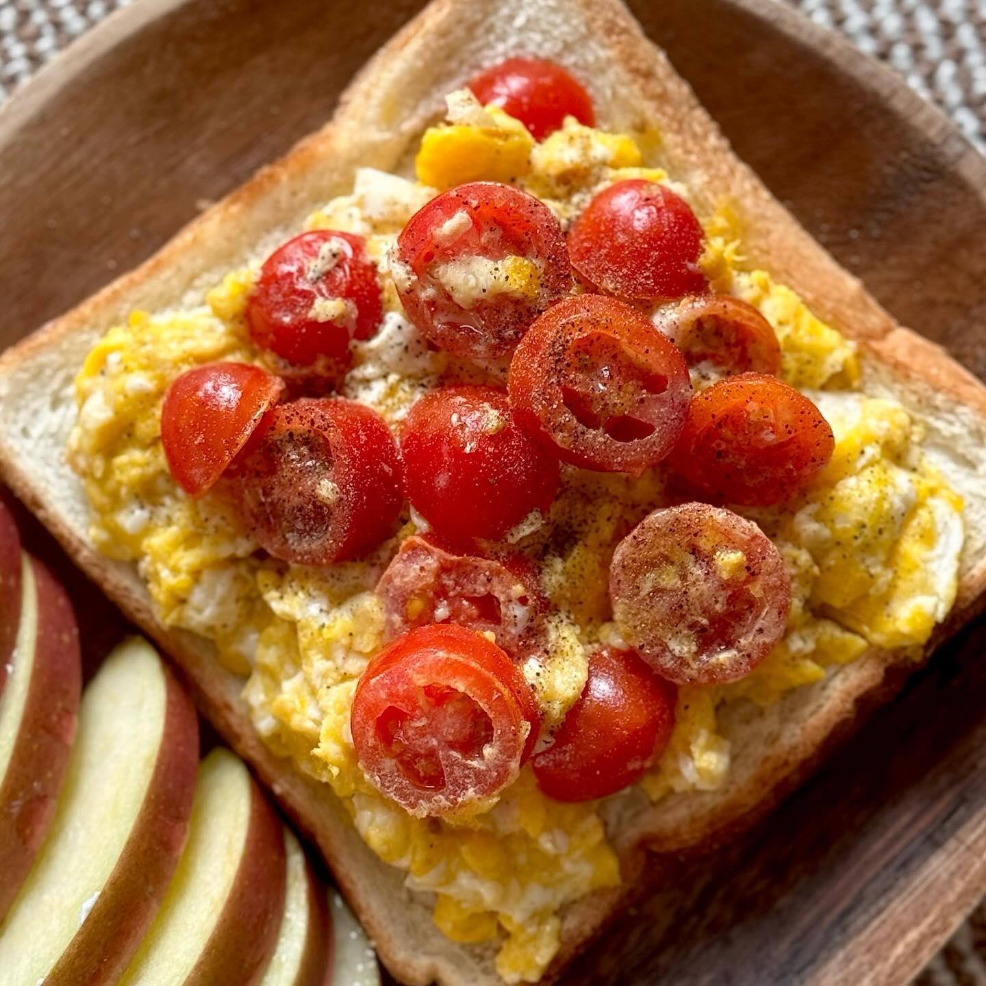 #토닭볶오픈샌드위치 🍅🥚🍳🥪

제가 요즘 제대로 꽂혀버린 메뉴랍니다 🥹🫶🏼
너무 맛있어서 어제는 하루에 두 끼를 이 메뉴로 해결✨

방토 자르고 계란 넣고 소금후추 뿌리링 후 볶볶할 때
동시에 옆에서 식빵 한 조각 또똣하게 굽굽해준 뒤, 
빵 위에 치즈 하나 올려주고 토달볶 올려주면 끝! 
+ 사과1/4에 그릭요거트&꿀 더해주면 완벼크

피드 적으면서도 군침 사악 🩵
한번 빠지면 주구장창 먹는 편이라
한동안 주식이 될 것 같은 너낌적인 너낌🫶🏼

#유니의제주라이프_식단 
#다이어트기록 #다이어트식단 #식단기록