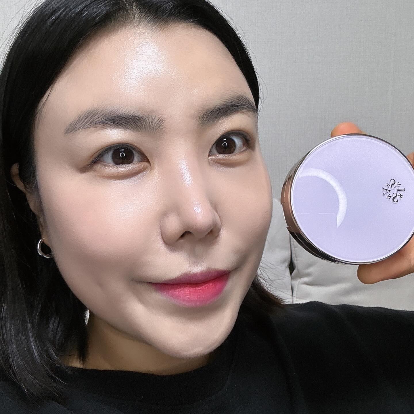 #협찬

✅ 스칸스킨<끄렘 에 알리나 21호>
skanskin.official

겨울철 내내 찬바람 맞으랴 건조해지랴 고생하는 내 피부🥲 피부 컨디션이 좋지 않으니 메이크업도 들뜨고 화잘못먹이 되버렸지 뭐에요~저처럼 건성피부나 수부지 피부가 고민이신 분들은 주목✊
이젠 메이크업 후에도 건조하지 않고 촉촉 광채 뿜뿜을 유지해주는 촉촉광채 마블팩트! 스칸스킨, 끄렘 에 알리나 등장🩷🩷

✔️고농축 에센스 함유
수분 촉촉, 뿜어져 나올 것 같은 광채 피부✨️

✔️5시간 후에도 무너짐 없는 메이크업

요즘 기미가 점점 진해져서 속상했는데 와웅?! 커버려 머선일이구~라는 말이 절로 나올만큼 커버력이 좋아서 커버가 더 필요한 부위에 톡톡 두드려 컨실러처럼 사용 오케이!! 장시간에도 무너짐 없이 오래도록 광채피부를 유지해주니 수정화장도 자주 할 필요없는 밀착력도 으뜸인 팩트에요🩷

#스칸스킨 #스칸스킨마블팩트 #마블팩트 #에센스팩트 #고체팩트 #고체파운데이션 #촉촉광채마블팩트