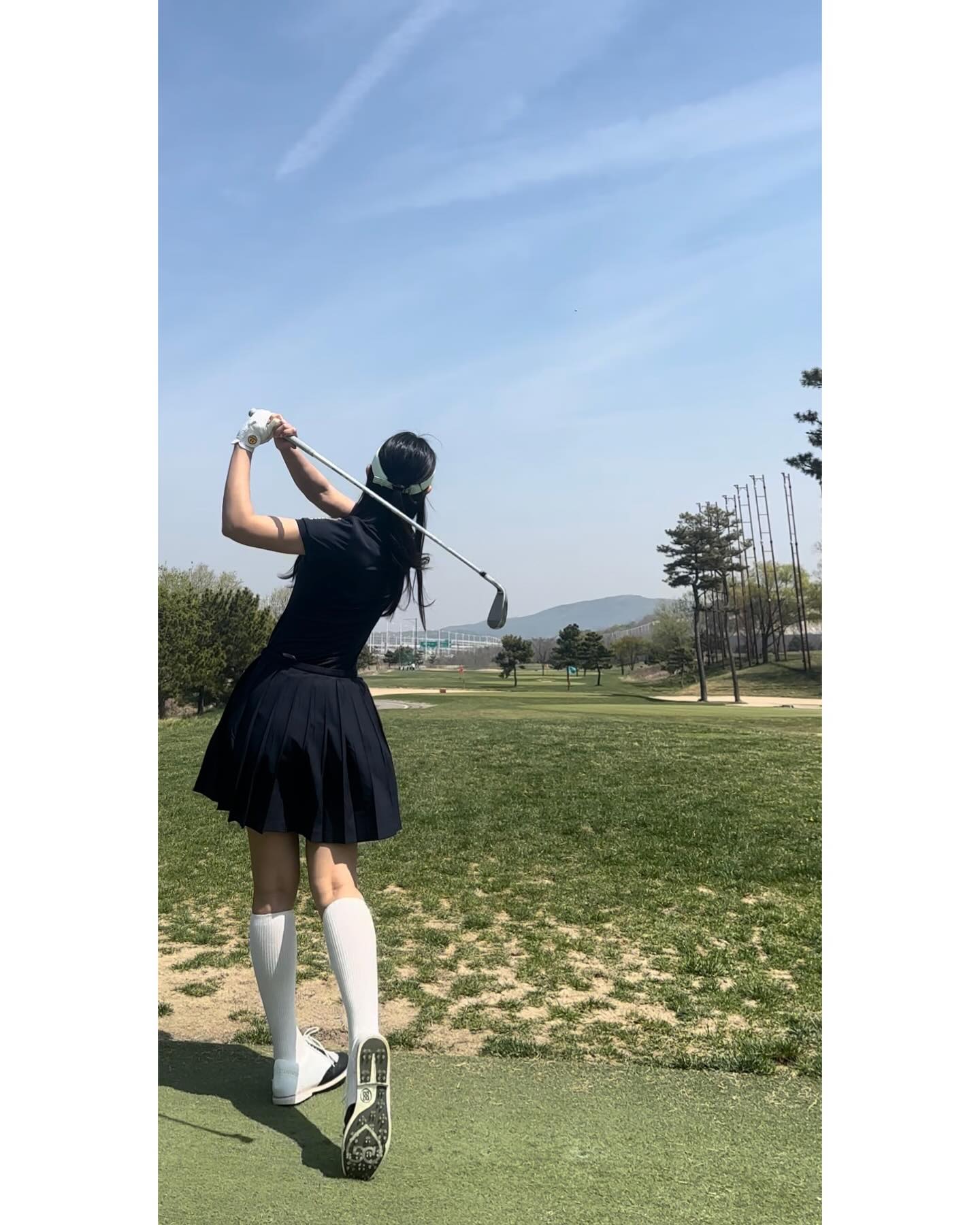 요즘 공치기 좋아서 매주 골프 ⛳ 

멘탈 탈탈 털릴정도로 입스 겪고난후, 드라이버는 포기하고 😅
아이언 연습만 했었는데요~연습만큼 맘에 들었던 그런날이여요🎶

사실, 이번주랑 다음주 모두 골프 일정이였거든요??
(그러고보니 매주 공치는 일정🫶🏻)
근데!! 요즘 희안하게 오른손에 힘이 들어가서
등에 범상치않은 담에 걸렸써요?!!
목이 안돌아가요??뜨끔 뜨끔해서 잠도 못자겠써요??😳😳😳

그래서 일단 모든 일정 취소하고 ㅠ 
당분간 골프 연습도 조금 쉬어가려구요.

골프 이거 여유있게 즐기는 운동 맞죠??
난 못 즐기겠는데…승부욕 마구 올라오던데…🤣

▪️모자/ 상의 / 하의 - 모두 제이린드버그 
▪️신발 - 지포어

#골프는어려워 
#골프는멘탈싸움