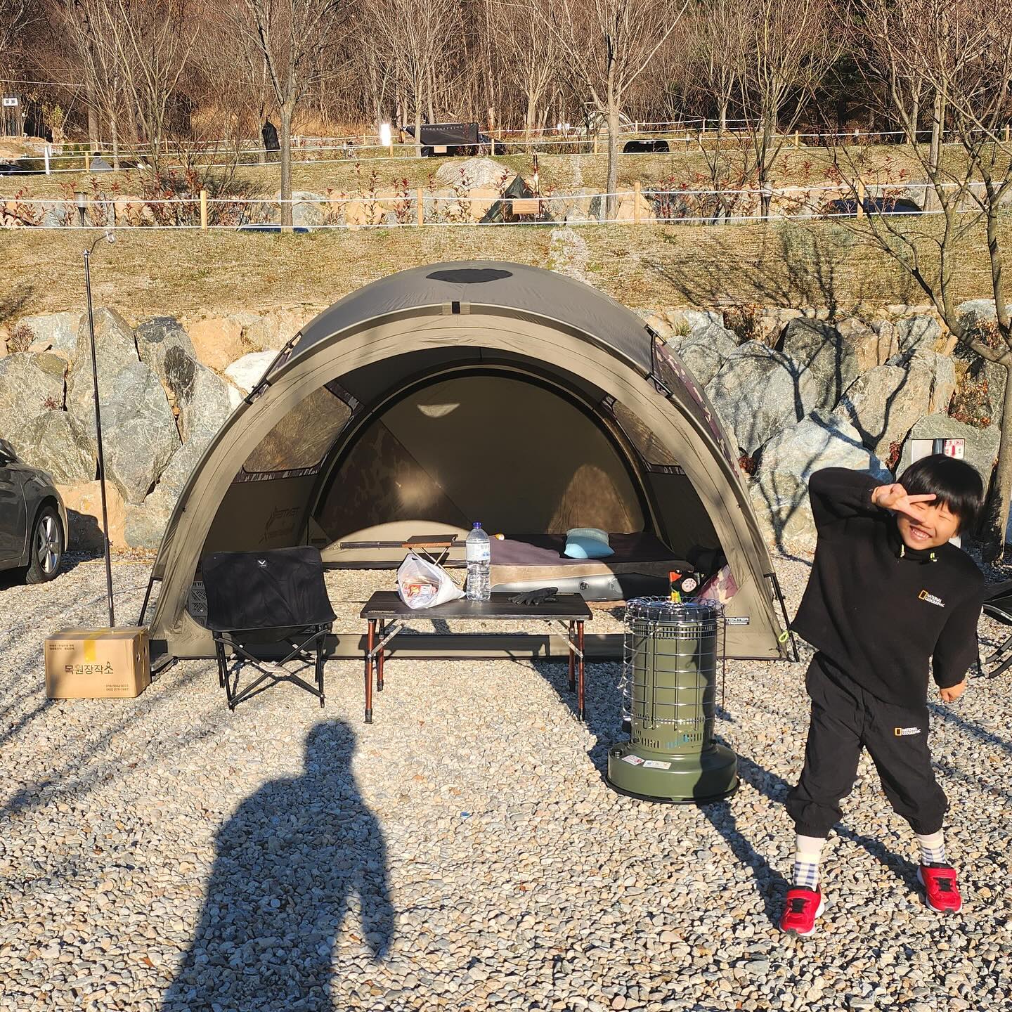 #오늘아님 #아빠와아들 #집밖으로

날이 너무 추워지기 전에 짜몽이와 아빠와 단 둘이 떠난 캠핑💙
아마도 올해 마지막 캠핑일 듯... 이 날 이후 날씨가 너무 추워졌다😭😭
이 날도 새벽 날씨는 추워서 나랑 레몬이는 집에서 놀았음😆

한 명만 등원 시켜도 되고 늦게 하원해도 되는 일상 을매나 좋게요..❔

캠핑 날짜 정하고서부터 대략 일주일간 자몽이가 오늘가냐 내일가냐 하면서 하루에 스무 번씩 질문해댄건 안비밀...
태블릿 챙겨가서 자몽이 태블릿 보여주고 아빠 쉬려고 했는데 충전기에 꽂아두고 가방에 안넣어서 아빠 못 쉰 것도 안비밀...🤫