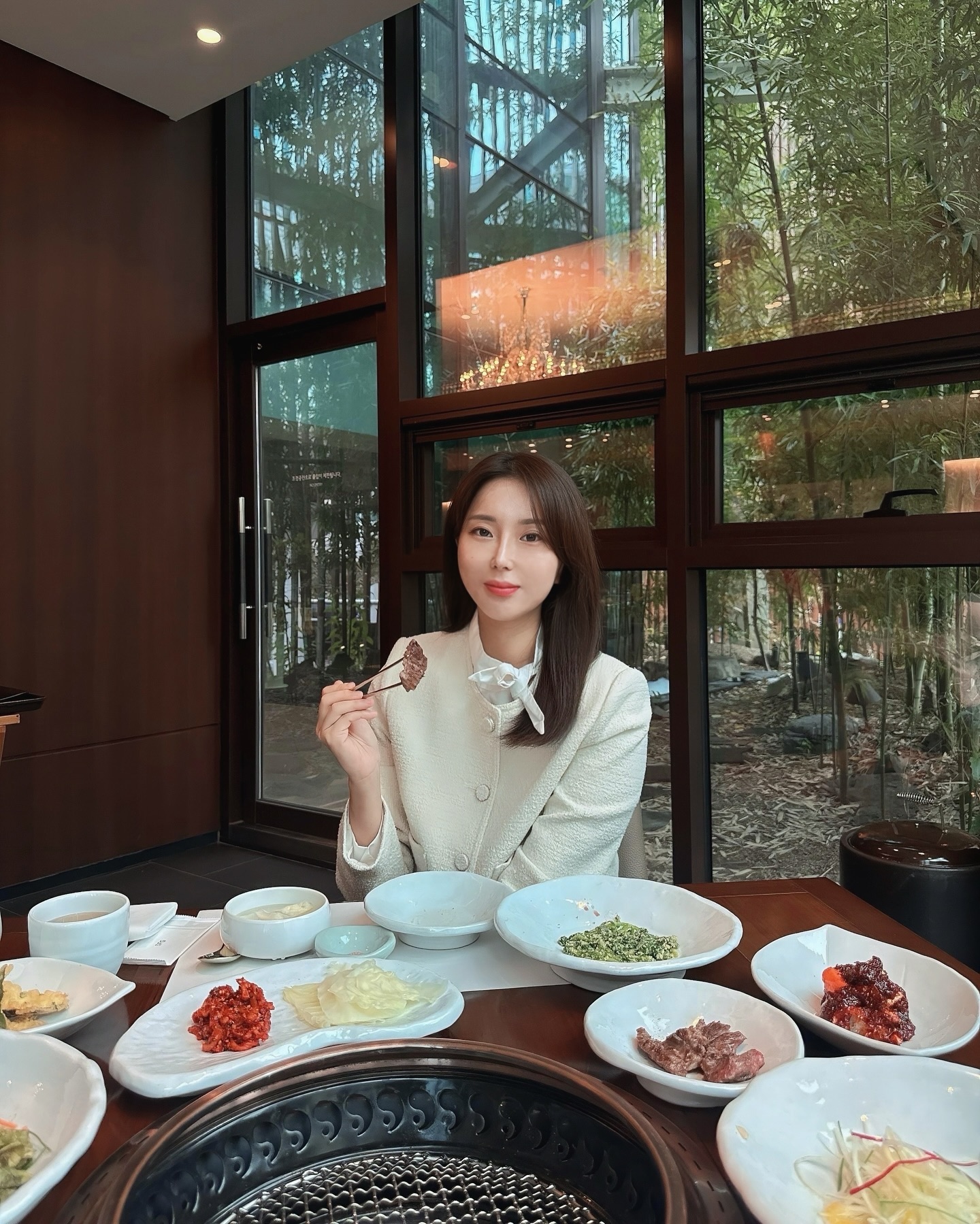 #광고 sfg_story.official sfg.woosulhwa_official
이번에 귀한 손님을 대접하기 위해 국내 최대 외식기업
SFG 푸드빌리지에 안에 위치한 SFG 우설화 의정부점을
방문했는데요🌹 모임 장소로 정말 좋았던 소갈비 맛집인
우설화는, 맛뿐만 아니라 고급스러운 분위기 덕분에
저는 또 재방문하고 싶다 생각 했던 추천드리고 싶은 곳이에요👏
 
점심 시간에 방문해서 주문한 본양념갈비 솥밥 한정식과
본생갈비 솥밥 한정식은 숙성육 전문가의 기술로 최상의
신선육 갈비를 사용하는데요, 여기서는 처음부터 끝까지
고기를 구워주는 서비스를 해줘서 대접받는 느낌을 받으며
먹을 수 있어 편했습니다😌
 
맛있게 구워진 갈비를 한 입 먹어보면 입안에서
살살 녹는 맛있는 맛을 느낄 수 있었는데요!! 또한,
함께 제공되는 정갈한 푸짐한 밑반찬들 역시 하나하나
맛있어서 만족스러운 식사를 할 수 있었습니다👍
 
한식, 중식, 일식, 카페가 한 공간에 모여 있는
SFG 푸드빌리지 외식 복합공간에 위치한
한정식 레스토랑 우설화에서 깔끔한 서비스와
고급스러운 분위기를 즐기며 비즈니스 모임, 가족외식,
상견례, 돌잔치 등 여러 외식을 하기 좋은 이 곳에
방문해 보시는건 어떠실까요?😉
 
🎀우설화 의정부점
🏠위치 : 경기 의정부시 시민로 40 지상 2층
📍네이버 맵 : https://naver.me/GqsxbeoG
⏰운영시간 : 11:30~22:00
📞전화번호 :031-878-9221
.
.
.
#의정부맛집 #의정부맛집추천 #의정부소갈비 #의정부소갈비맛집  #SFG #SFG우설화 #우설화의정부 #의정부가족모임 #의정부외식 #의정부모임 #의정부외식 #팔순잔치 #칠순잔치 #환갑잔치 #의정부시청역 #경전철의정부역 #모임장소추천 #의정부역 #푸드빌리지 #SFG푸드빌리지 #SFG푸드빌리지의정부 #푸드빌리지의정부 #평화의광장