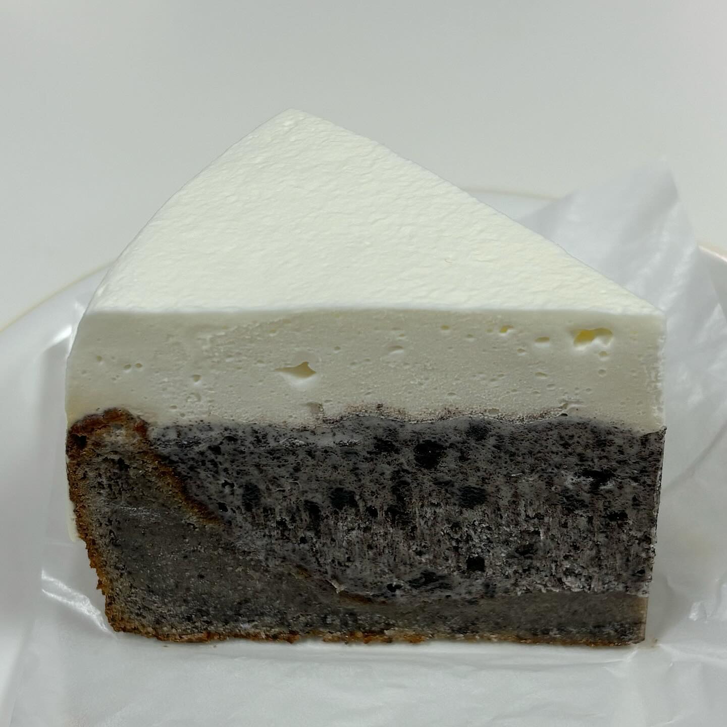 평택 고덕 디저트 맛집📍꼬소소 (cco.soso ) (현재 온라인 마켓만 진행)
- 오레오갸또 (7,000)

이거 완전 오레오 그자체..🤍🖤
갸또 제일 윗부분인 크림은 화이트 초코 맛이 나면서 오레오 하얀 크림이랑 비슷한 맛이었요. 중간 가나슈 부분은 오레오 맛이 진짜 진하게 나서 대만족! 꾸덕하고 달달해서 당충전 제대로 했어요🩶