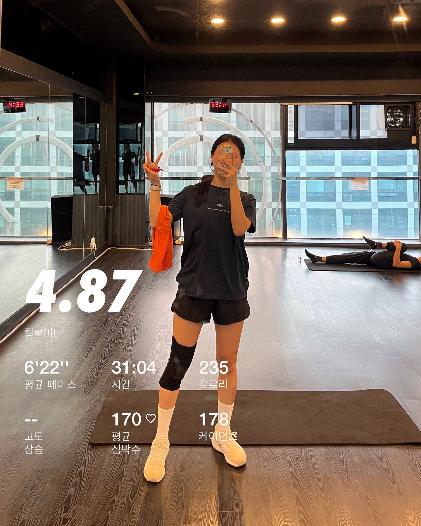 2024 첫 러닝 💃

한달만에 뛰었다 개운해 ~
푹 쉬어서인지 물리치료 덕인지
보호대 때문인지 통증 없었다.
그래도 앞으로 계속 조심해야지

밖에서 뛰려고 했는데 비가와서
이참에 그냥 헬스장 3개월 등록했다.
돈 썼으니까 당분간은 실내에서 뛰어야징
오런완 😊

#오런완 #러닝일기 #러닝기록 #새해다짐 #운동하기 #유산소 #런린이 #무릎보호대 #무릎통증 #러닝초보 #헬스장 #초보러너 #혼뛰 #혼런 #실내러닝 #트레드밀