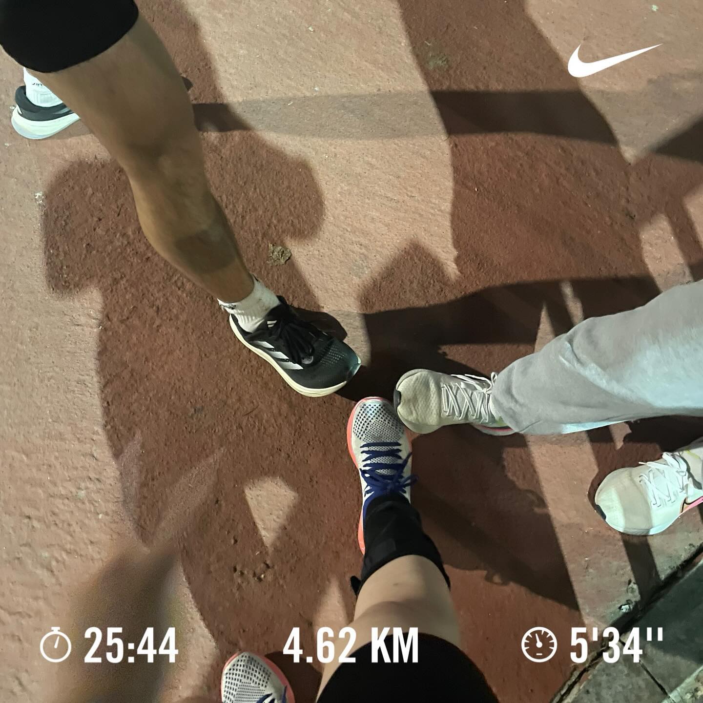 오랜만에 선두 달리기 🏃‍♀️🏃🏃‍♀️
역시 같이 뛰면 힘든데 기록은 잘 나오는 아이러니 😂😇