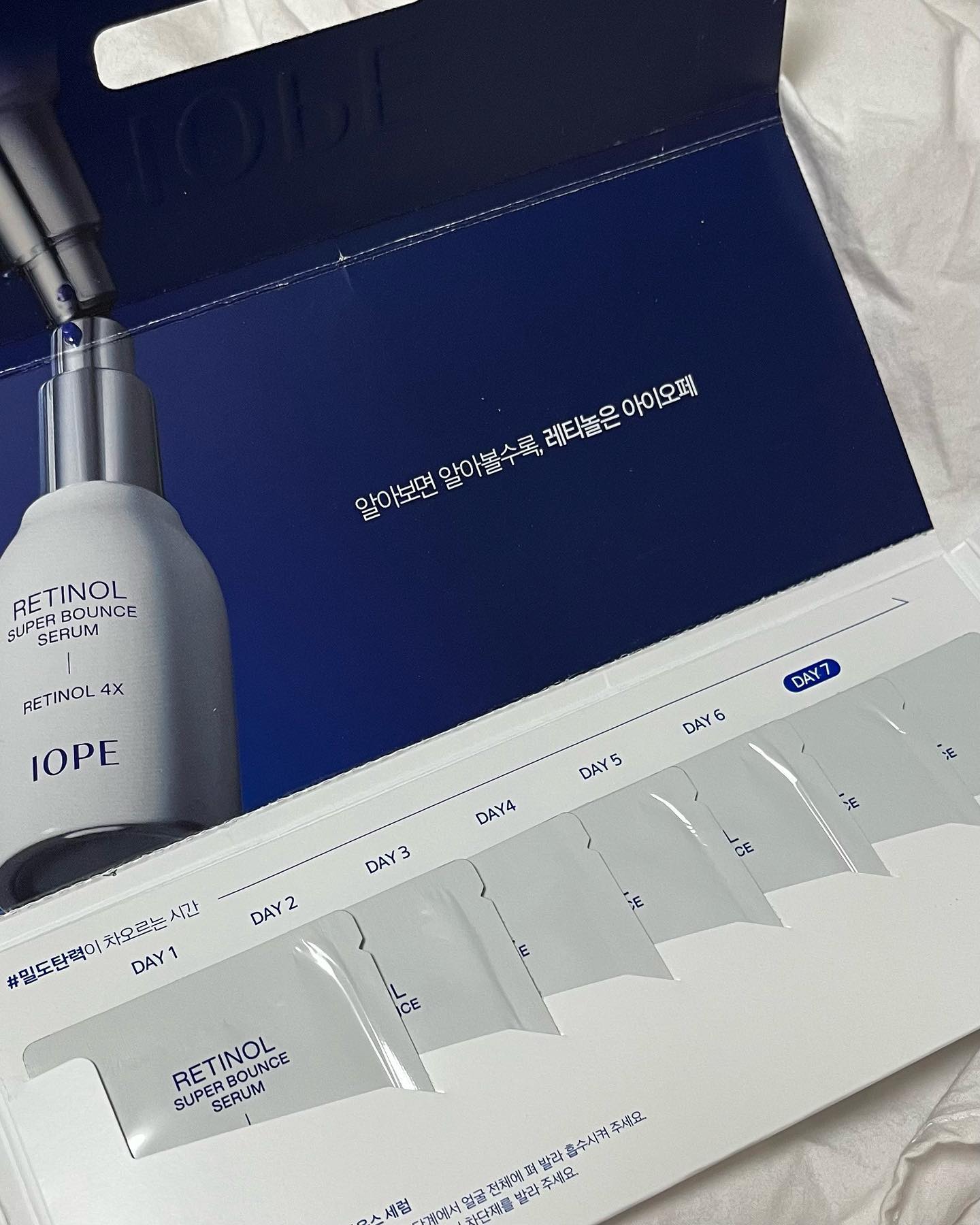 #광고 iope_official 
SINCE1997 레티놀 연구의 명가 아이오페의 세럼은 
자극 걱정 없이 누구나 사용 가능한 레티놀 탄력세럼이에요!
써보면 누구나 달라진 효과를 느낄 수 있고 
수많은 구매 리뷰로 증명된!!! 효과가 확실한 레티놀 세럼입니당
 
매일매일 7일동안 꾸준히 사용할 수 있도록 
파우치에 7일분이 딱 맞게 제공이 되어서 화장대에 두고
저는 매일 저녁에 꼼꼼히 발라줬어요
레티놀 4X만의 촘촘한 4중 탄력 레이어링으로 
속부터 꽉 차올라 7일만에 피부변화가 보이니까 좋더라구요🤩
피부 밀도탄력, 15층보습, 피부톤결윤기, 모공, 주름 등 20가지 노화징후 개선 효과가 즉각적으로 보이는 효자 세럼,,,!!!
 
레티놀 세럼으로 탄력 케어 후 엄마가 피부 좋아보인다고 해주고
저도 모공이 점점 작아지는 느낌이 들어서 체험분으로도 만족!
 
레티놀은 ‘알아볼수록 아이오페’ 입니다!! ✨🩵
✨알아볼수록 확실한 1등 탄력 세럼 (*23.04.24~30 아모레몰, 05.09 9:00 올리브영몰 스킨케어 카테고리 기준 1위)
✨편안한 피부 진정 효과, 저자극 제품으로 적응 기간 없이 매일, 부담없이 편하게 듬뿍, 아침저녁 상관없이 마음껏 사용 가능 
✨4중 탄력 레이어링으로 “탄력”에 대한 확실한 효과를 바란다면 완전!!! 추천드리고 싶은 세럼입니다 🩵

_
#광고 #아이오페 #레티놀슈퍼바운스세럼 #밀도탄력 #7일효과세럼 #아이오페레티놀 #레티놀세럼 #레티놀추천 #알아볼수록아이오페 #레티놀효과