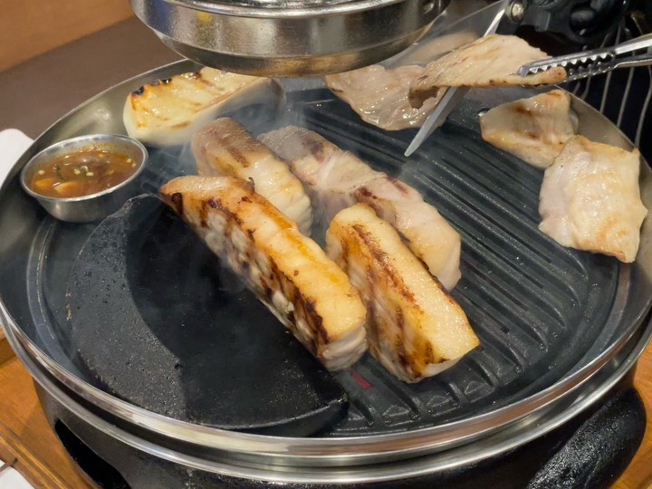 삼겹살 항정살 뿌시기👊

고기는 직접 구워줘야 제맛👍

#고반식당안산고잔점

밑반찬 깔끔하고 맛있다😋
삼겹살 목살 내스타일🫶🏼

#풍미가득 최고👍👍

goban_ansangojan

#항정상 #삼겹살 #목살

냉면은 기본이지🤨

#먹고먹고또먹고
#먹고마시고먹고마시고

#안산맛집
#고잔동맛집
#안산맛집추천
#고잔동술집
#고잔동맛집추천 
#안산고잔동맛집
#안산핫플
#안산고잔동
#고잔신도시맛집
#고잔맛집

#안주스타그램 #먹스타그램
#술스타그램 #맛스타그램
⠀⠀
#먹방 #온더테이블 #asmr #좋아요반사 #맞팔 #선팔 #먹팔