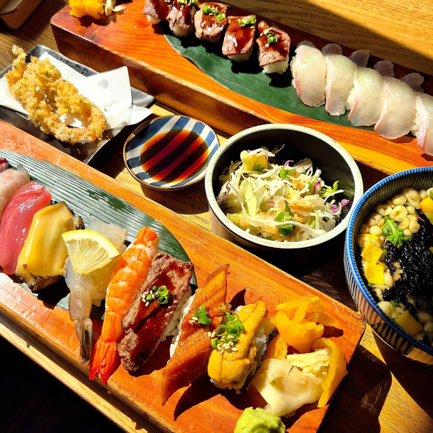 🍣[스시쟁이_천호]🍣
🍏매일 직배송되는 신선한 재료로 만든 초밥✨️
🍏위치:서울 강동구 올림픽로72길 13 1층
🍏메뉴
*스페셜초밥 12p (19,000)
*광어+꽃등심 10p (19,000)

총평:★★★★★
(초밥이 다양하게 구성되어 있어서 추천🍣)

[이용 시간]
11:30 ~22:40 >영업시간
(매주 월요일 휴무)
🛵포장가능

🍏20년 경력 셰프가 운영하는 초밥맛집!

🍏스페셜초밥>>연어/광어/활어/참치/생새우/엔가와/연어아부리/전복/우니/꽃등심/장어/초새우 구성으로 우동이랑 메밀 중에서 선택 가능!!

🍏내부는 아늑하고 분위기이고, 좌석끼리의 분리감을 주는 테이블도 있어서 편안하게 식사 가능!

🍏초밥을 시키면 같이 나오는 우동과 모밀의 양이 엄청 많아서 초밥과 함께 먹으면 한 끼 거뜬하게 배부름!

 #협찬 #천호맛집 #강동맛집 #스시쟁이 #초밥맛집 #천호스시 #강동스시 #천호초밥 #초밥