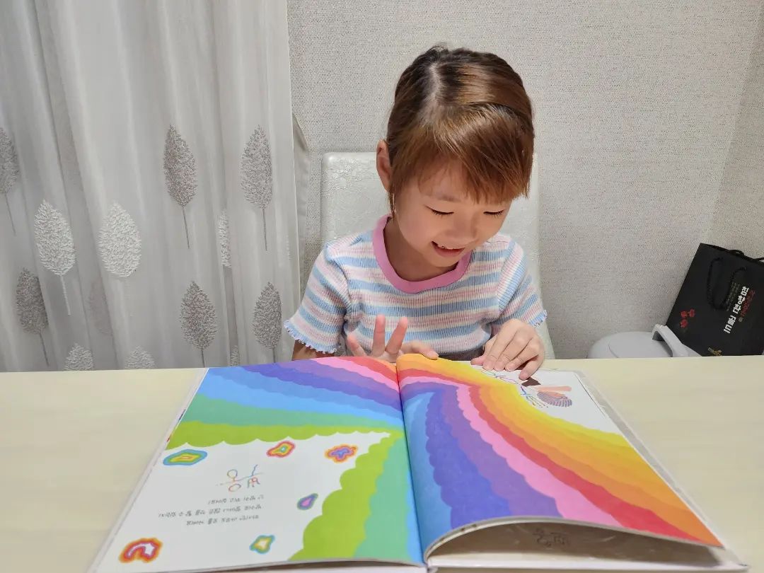 #협찬
.
.
아이의 귀여운 #상상력 이 돋보이는
#방귀파워뿡 !!.
남들 앞에서 방귀를 뀌며
부끄러웠던 상황에서 생각을 전환해
유쾌한 상상력을 펼쳐나가는
귀여운 이야기랍니다 ㅎㅎㅎ
.
방귀로 할 수 있는 끝없는 상상~
어디까지 갈 수 있을까요? ㅋㅋㅋㅋ
방귀의 능력은 어디까지일까요? ㅋㅋ
.
달리기도 더 빠르게 할 수 있고,
신나는 댄스도 출 수 있고,
하늘을 날 수도 있고,
연주까지 할 수도 있는 방귀 ㅋㅋㅋㅋ
.
아이는 읽으면서 엉뚱한 상상에
함께 웃음 짓게 되더라구요 ㅎㅎㅎ
게다가 색감도 얼마나 예쁜지~~
보는 내내 꿈동산에서 놀고 온 듯한 느낌!.
.
다양한 상상력 뿐만 아니라
다양한 표현력까지 키울 수 있는
<방귀 파워 뿡>
아이들 #그림책 으로 강력 추천한답니다^^
.
.
(+)방귀를 뀌다 너무 힘주면... 뭔가가 나올 수도 있다고 해요~
과연 뭘까용~ ㅎㅎㅎㅎ
.
.
#재밌는그림책 #그림책추천 #방귀그림책 #올리출판사 #책스타그램 #도서스타그램 #방귀 allnonly.book