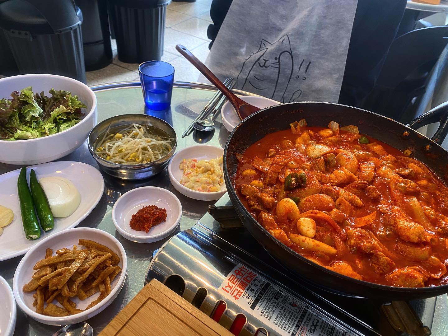 #협찬 
오늘 소개드릴 곳은 배곧에 위치한 ‘돼지랑찌개랑 배곧신도시점’ 입니다!

제가 주문한 메인메뉴는 바로 !🐷🐷
[생삼겹주물럭 2인분]입니다
기본 생삼겹주물럭 1인 가격은 14,000원 입니다.
- 고기는 목살 변경가능
- 청양고추 추가 및 제거가능

저희는 추가로 두부사리 천냥, 계란후라이3개 이천냥
주문 하였습니다! 

천원인데도 두부양이 어마어마했고 계란후라이도 무려
3개에 이천원이라는 착한 가격에 놀랐어요🫢

짜글이는 2분정도만 익히면 금방 먹을 수 있어 좋았어요👍
고기양이 어마어마했어요 먹어도먹어도 줄지 않는 기분이🧐

양념도 꾸덕하니 밥에 쓱쓱 안비벼 먹을 수가 없더라구용‼️

국내산 생고기를 쓰셔서 그런지 고기가 엄청 야들야들하고
삼겹살의 촉촉한 식감과 함께 고소한 육즙이 입안 가득 💕
 껍데기는 쫄깃해서는 감칠맛 나는양념과 잘어울러져 
완전 밥도둑인데 애주가인 우린 술생각 절로 나드라구요🧐

마무리 볶음밥까지 먹었는데 배터져 죽는줄 알았어요
잘먹는 오빠도 결국 남겼을정도! 행복한식폭행당하고옴😈
볶음밥은 사장님께서 쓱쓱 아주 맛있게 볶아주셨어요
너무 맛있어서 또 생각날것같아 남기기 아까워 포장해 왔어요 헷

주차시설도 너무 잘 되어 있어 차타고오기도 좋아용
배곧 올일 있으면 여기서 꼭 먹어보셨음 좋겠어요‼️‼️

✔️ 위치 
경기 시흥시 서울대학로278번길 19-13 (배곧동, 시흥배곧 C1 호반 써밋플레이스) A-127호 돼지랑찌개랑 배곧신도시점

✔️ 운영시간
매일 11:00 ~ 23:00 (15:00-17:00 브레이크타임)

pigrangjjigaerang_baegot 

#리뷰노트 #배곧삼겹살 #배곧맛집추천 #배곧점심맛집 #배곧술안주맛집 #짜글이맛집 #삼겹짜글이 #오늘의점심 #점심메뉴추천 #짜글이 #배곧신도시맛집 #배곧데이트 #먹스타그램 #먹팔맞팔 #먹스타 #먹방스타그램 #먹스타맞팔 #koreafood #korearestaurant