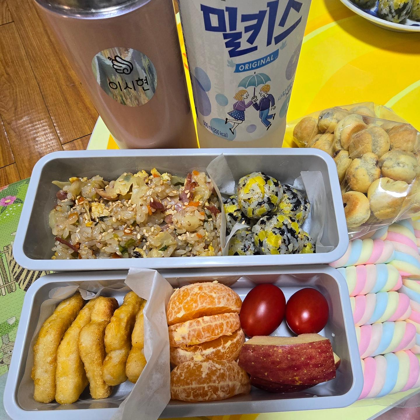 올해도
간단한듯 간단하지않은 도시락😆😆
전날 준비가없어서 좋은데
김밥쌀때 일어나는시간과 똑같아🤔
니가 주문한데로 드리는거니까-
다~~~먹고오면 세상행복하지😊

* 베이컨양배추볶음밥
* 주먹밥
* 너겟
* 천혜향,사과,방토
* 홈런볼.머쉬멜로우
(갠적으론 안먹었으면..🥲 이건 남겨도되 젭알😆)
* 보리차, 밀키스(이것도 남기렴😆)

#3학년
#현장체험학습
#엄마표도시락
#잘다녀와
#20240423