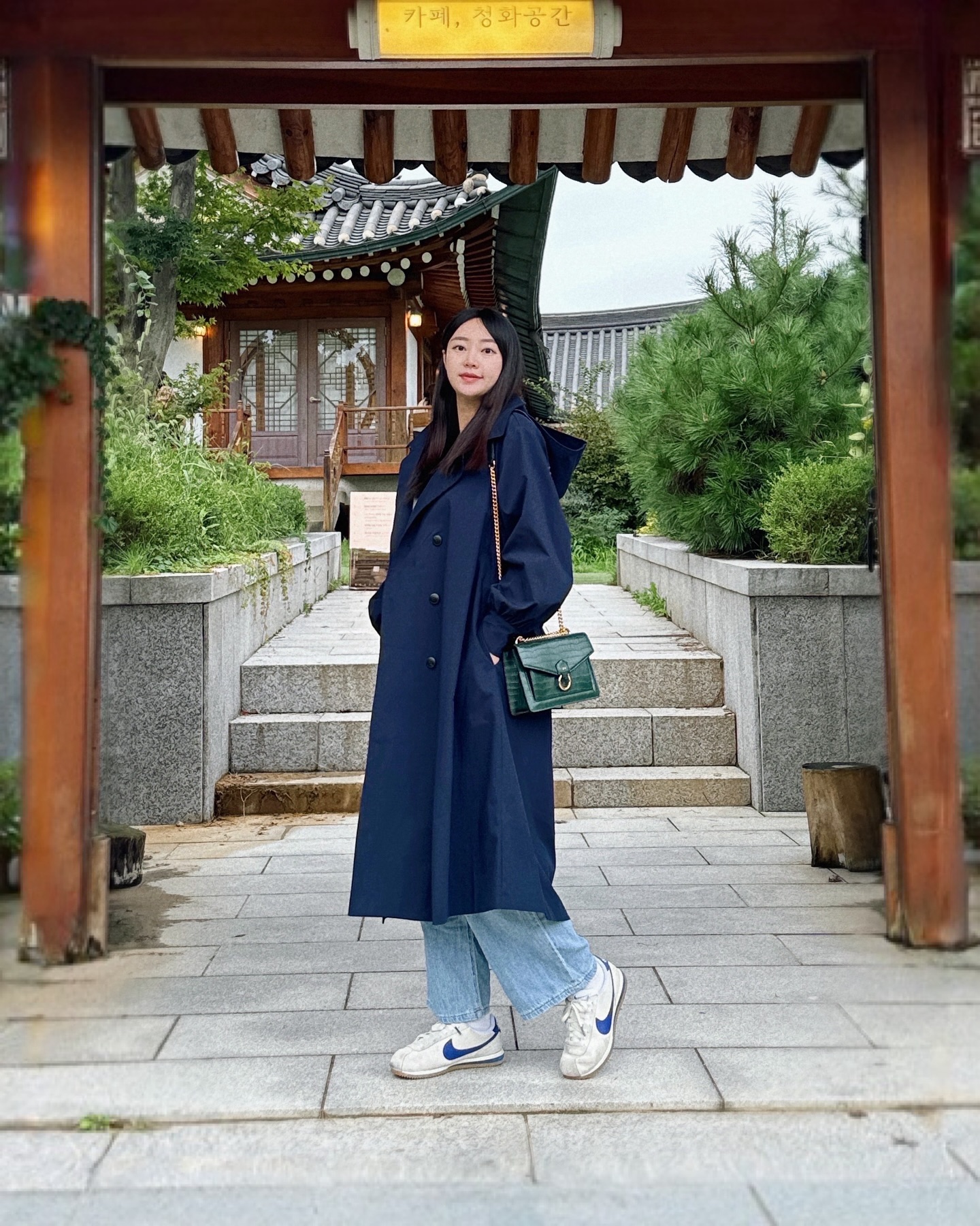 #광고
⠀
오늘은 제 블로그에 #요즘날씨코디 로 검색하신 분들이 가장 많이 찾아보신 스타일을 소개해드립니다.
⠀
갑자기 선선해진 날씨에 운명처럼 만난 트렌치코트에요. 이너 가볍게 입고 트렌치코트 걸쳐주니까 덥지도 춥지도 않고 저녁까지 너무 좋더라구요 - ! 💙
⠀
뿐만 아니라 체형보정되는 스타일이라 임신 6개월차인데도 배가 나와보이지 않아서 더욱 마음에 들었답니다.
⠀
후드 탈부착이라 일상적으로 입고 가을하객룩으로도 또 입을 수 있는 리엘 (RE_L) 트렌치코트, 프로필 링크 들어오시면 최저가 할인 가격으로 만나보실 수 있어요 🫶🏻🍁👉 w.sb.w 
⠀
⠀
#트렌치코트 #트렌치코트코디 #트렌치코트추천 #트렌치코트공구 #리엘 #디자이너브랜드 #가을아우터 #가을코트 #가을코디룩 #여자가을코디 #가을코디 #여자코디 #임산부패션 #임산부코디 #임산부룩 #임산부가을코디 #6개월임산부 #26주차 #트렌치자켓