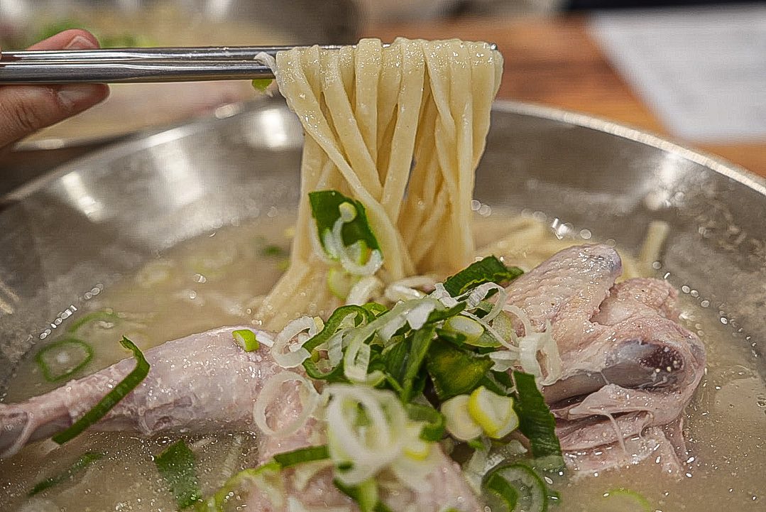 안녕하세오 😋

오늘은 ‘언양닭칼국수’ 서면점을 방문해 보았어요 😄

위치가 서면역 11번 출구에서 1분 거리도 안되어 접근성이 무지 좋아요😀

교통이 잘되어 있어서 자차를 끌고 오기 보다 대중교통을 이용하는게 더 좋아보였어요 부전시장 근처라 여기서 밥 먹고 부전시장 구경하고 와도 좋을듯 싶어요 ☺️

4인 테이블이 널찍널찍하게 있어요

점심시간이 지나 2시 30분쯤이었는데도 손님이 계속 들어왔고 배달주문도 많이 들어왔습니다 👍

안쪽에 공간이 더 있었어요 요즘에는 점심에도 회식을 많이 한다던데 메뉴도 적절하고 단체석도 마련할 수 있어서 단체회식하기에도 좋을듯 싶었습니다 😁

대표메뉴로 닭칼국수와 닭곰탕, 언양식칼국수가 있었습니당

닭칼국수와 닭곰탕은 안에 밥이 들어가냐 칼국수가 들어가냐의 차이였고 다른 재료는 같은 것 같았어요 수육이나 만두 등 사이드 메뉴도 팔았다 세트메뉴도 있어서 혼자와도 다양한 메뉴를 먹을 수 있어 좋아보였습니당 😋

칼국수 안에 닭반마리가 나오는데 그릇만큼 닭도 큼지막했어요 👍

국물을 한입 맛보니 간이 딱 적절하게 되어 있었어요 따로 소금이나 양념 칠 필요가 없었답니다🙃

만약 간이 좀 짜다 싶으면 간이 안 된 육수를 더 요청할 수도 있다고 합니다 😁

몸보신으로도 한끼 딱이니 한번 방문하여 드셔보시길 추천드려오 😋

📍 부산 부산진구 새싹로 15-1 1층

⏰ 영업시간
매일 11:00 - 21:00
마지막 주문 20:10

#서면맛집 #부전시장맛집 #서면닭칼국수 #언양닭칼국수 #서면몸보신 #서면닭곰탕 #부전닭곰탕 #부전닭칼국수 #서면수육맛집 #부전동칼국수 #서면칼국수맛집