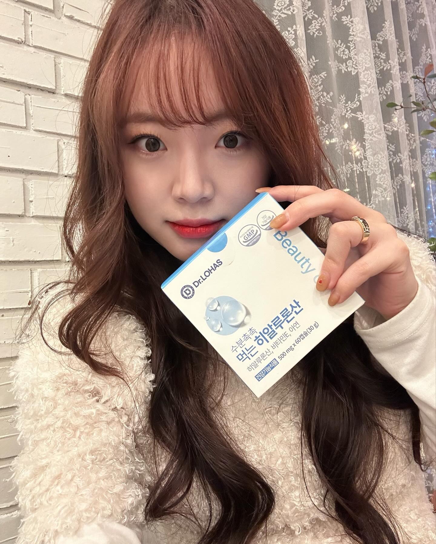 #협찬 
추운겨울 건조한피부가 고민이라면❓
바쁜현대인들을 위한 꿀템 소개해드릴게요!
하루 한알만 섭취해도 수분촉촉 탱탱한 피부가 될수있는 #닥터로하스 의 먹는 히알루론산이에요!

한알 먹으면 수분을 1000배 끌어당기는 스펀지역할을 하는 기특한제품‼️
실제로 섭취하고 피부좋아졌다는 소리 꽤들었습니다 호호🤭
우리 한살 더먹었으니 피부관리 시작해보자구요~

#탕후루광 #피부구원템 #수분필러영양제 #히알루론산 #건성피부 #복합성피부 #지성피부 #광고 #ad