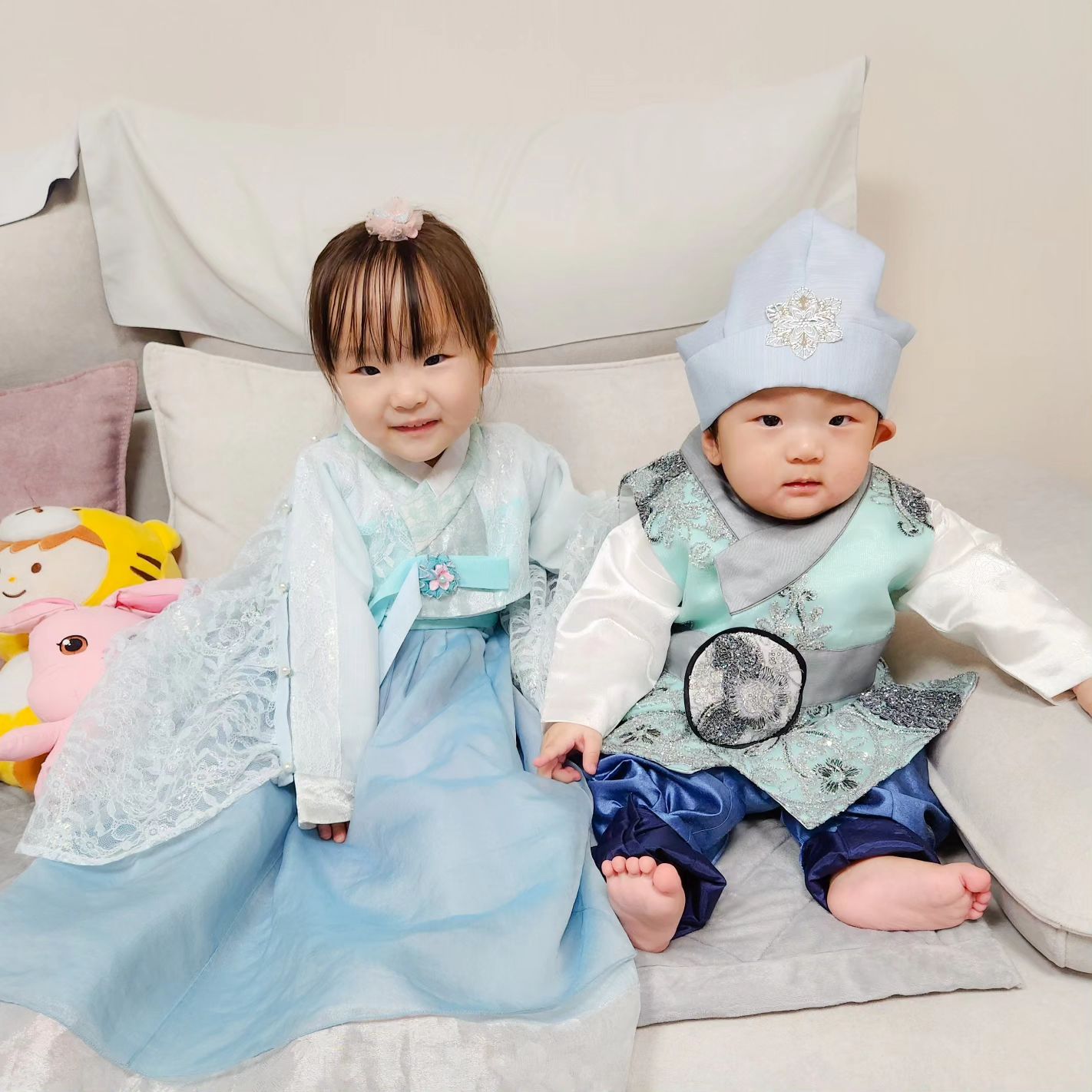 💙 #설날한복 #설날인사 🧧
어제 올린다는게 뻗었음ㅠ

#남매샷 
늠름하다 하준이ㅋㅋ#7개월아기
#사진찍기어렵다 😆

#남은연휴 도 #즐겁고 #행복하게 보내세요~

🦋