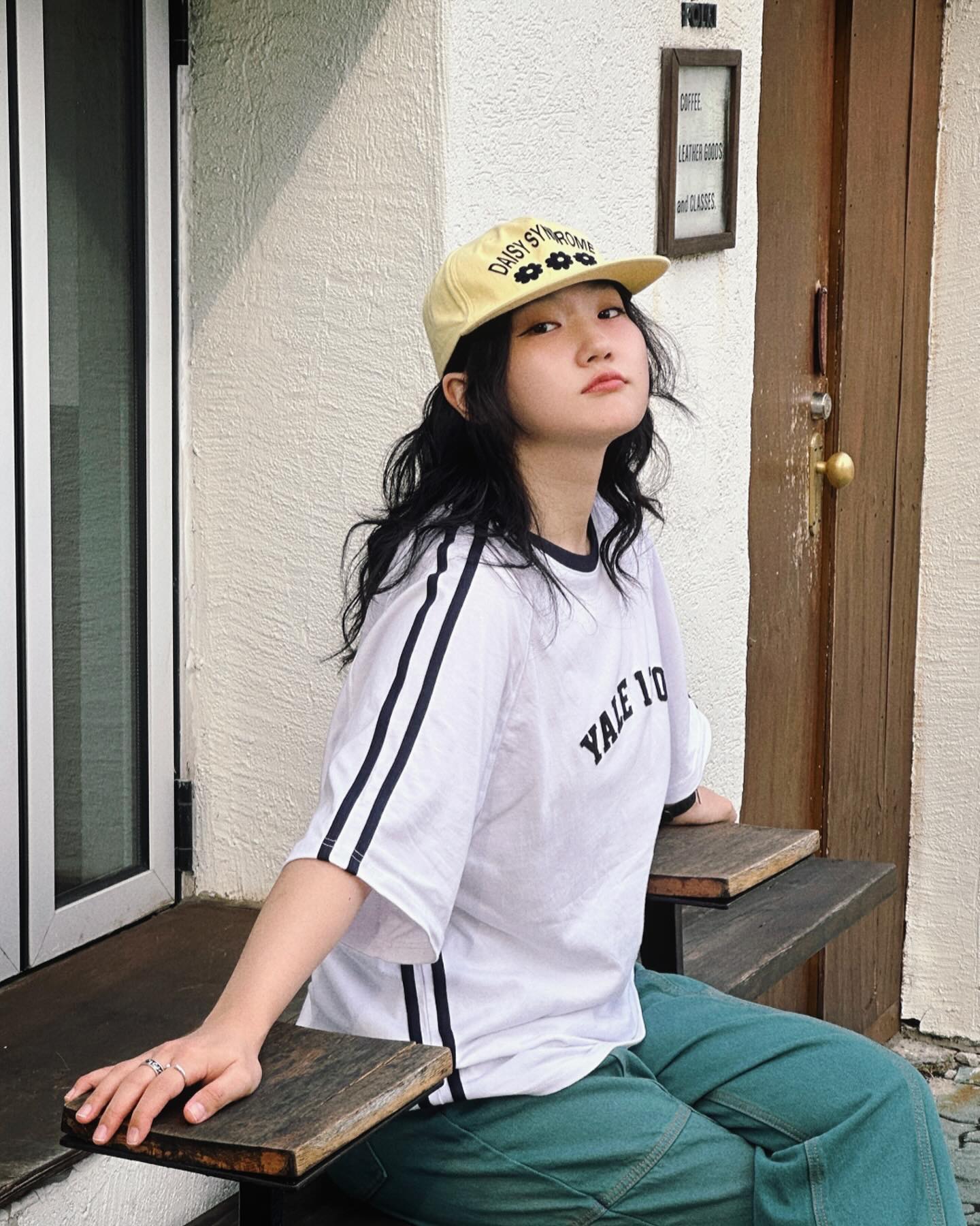 daisy_syndrome #데이지신드롬 #daisysyndrome #daisy24ss
연노랑 색감이 초귀여운 볼캡 어때요?!💛

챙이 빳빳한 디자인은 뭔가 두려웠는데(?) 막상 써보니까 너무 마음에 쏙 들어버려요 🎈

맨날 밖에서만 보던 폴키도 드디어 들어가서 마셨당 ⺣̤̮ 힛