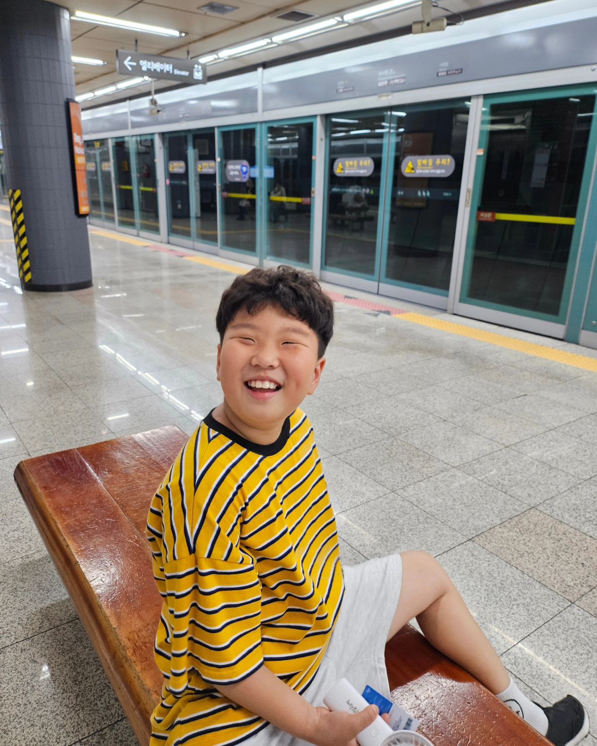 240615
오늘은 대중교통 이용ㅋㅋㅋ
그 덕에 버스 타고 지하철 타고
여기저기 겁나 다녔눼 ㅋㅋ
서울 갈 때도 M4108
동탄 올 때도 M4108
2층 앞자리 앉아서 구경하면서 도착!!!!
12시가 넘었지만 울 셋은 잘 놀았다
집가서 뻗ㅇㅓ야지 😂
.
.
.
.
#서울갈땐버스가최고 #운전안해서좋구만 #대중교통이용하기 #집앞에서내려줌