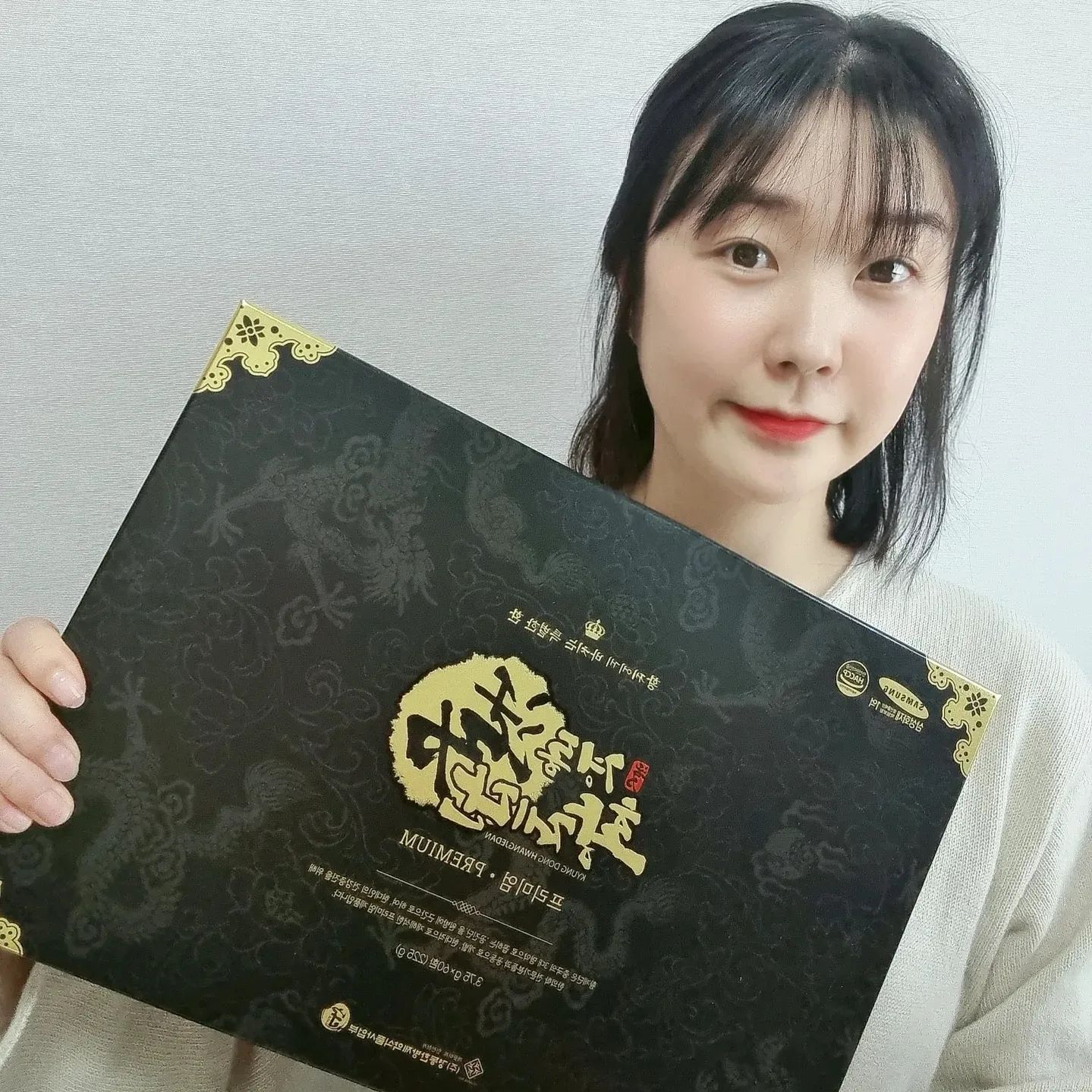 우리 할무이 경로당에 있을 때
요고들고가서 어깨뿜뿜시켜줘야겠당❤️
여름이오라방 high_summmer 이벤트로 받은 #경동황제단 !!
박스를 여는데 한방향이 샤악~ 나는게
냄새만 맡아도 건강해질것같은 기분이랄까ㅋㅋ
남편 하나 까서 줬는데
한약재 맛이 심하지도 않고 달달하다는거에요!
"하~~해봐!!" 했더니 건강한 냄새가 샤악ㅋㅋㅋ
이건 울 할무니가 딱 좋아 할 것 같은!!❤️
명절도 얼마안남았는데
이건 포장도 고급지구 비주얼도 좋아서
이번 #명절선물 로도 딱 좋을것같네여!
일단 긍정이는
우리 할무니 어깨뿜뿜 시켜주러 춘천 좀 다녀오겠슴다😌
#경동황제단프리미엄
✔️ OEM 생산이 아닌 직접 제조능력을 갖춘
30년 노하우와 기술력으로 믿을수 있는 품질을 인정받은 제품!
✔️ 중국 3대명약 중 공진단을 원방에 근간하여
현대적으로 재해석한 프리미엄 제품!
✔️ 17가지 귀한 원료가 조화 (녹용 , 참당귀 , 침향 등등등)
3. 최적의 원물 자체를 배합하여 사용!
(분말,추출액,농축액 사용 안함)
✔️ HACCP 인증으로 믿을수 있는 위생과 품질!
✔️ 합성 성분 6無 !
(인공보존료, 합성향료, 인공색소, 잔탐검, 젤란검, 자몽씨 추출물)
✔️ 고급스러운 포장으로 선물로 최상!
<구입방법>
인스타그램 > 포엠보약 > 검색하시면 구매링크가 있어요!
>> 단체 구입은 특별 프로모션 적용! DM 문의주세용!
4m_boyag
#포엠보약 #포엠 #4m_boyag
#thuốcbổ #bổmáu #bổkhí #bổnão
#kyongdongherb #thucphamchucnang
#tpcn #chongdotquy #ancung #hongsam