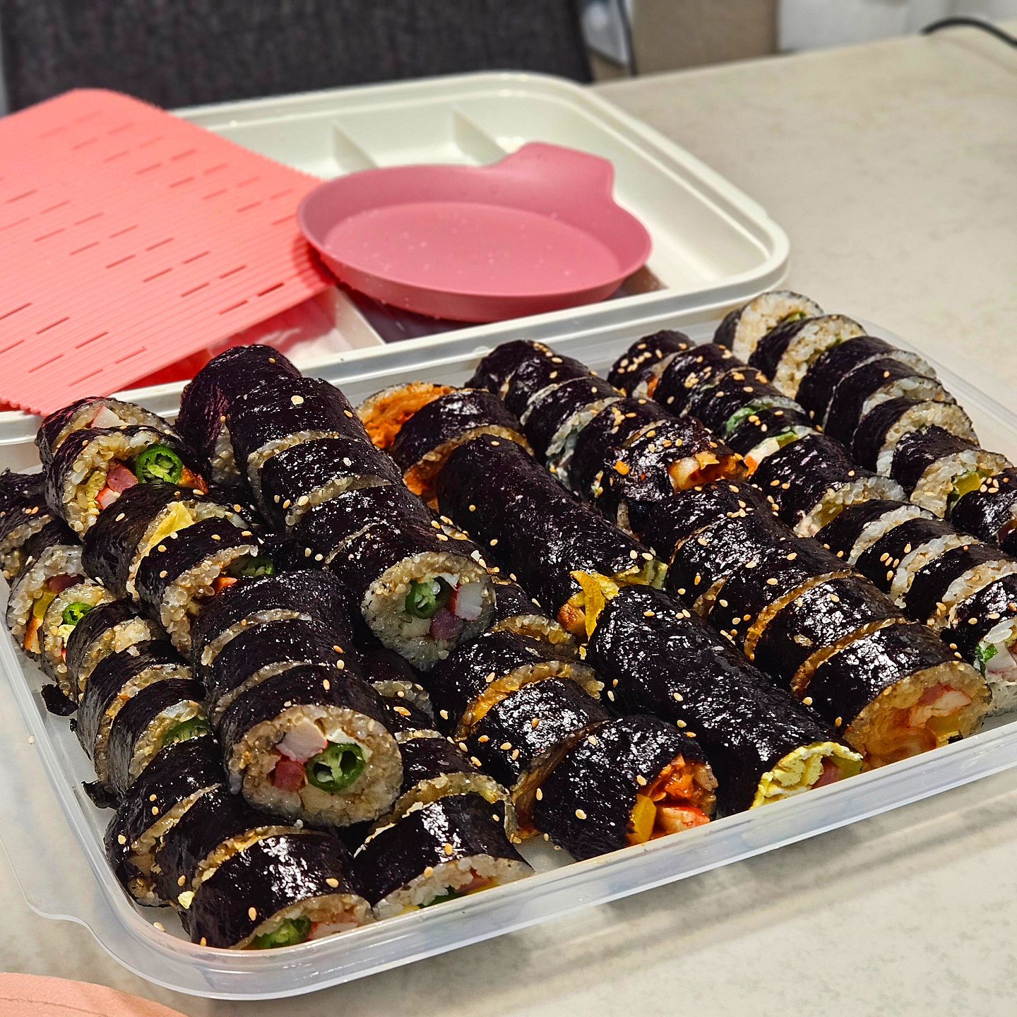 #협찬 김밥 만들기 필수템 😍

칸이 나눠진 보관용기로
김밥 재료들을 깔끔하게 놓아서
김밥 만들때 너무 편했어요💓

돔 뚜껑도 있어서 쟁반으로 활용하거나
뚜껑 덮어두고 재료 보관도 가능!

편리하게 세척이 가능한 김밥말이는
웨이브 설계로 제작되어서 재료가 늘어붙지 않더라구요.

이지앤프리 제품은
BPA FREE라 안심도 되고
이제 김밥만들기 너무 쉬워졌자나 ✨️✨️

easynfree_official

#김밥재료준비 #이지앤프리 #김밥준비 #김밥포장 #식재료보관 #셀프김밥 #김밥재료 #김밥 #김밥만들기 #김밥스타그램 #김밥싸기 #김밥도시락 
#집밥 #소풍 #피크닉 #먹팔 #주방용품 #운몽_주방용품