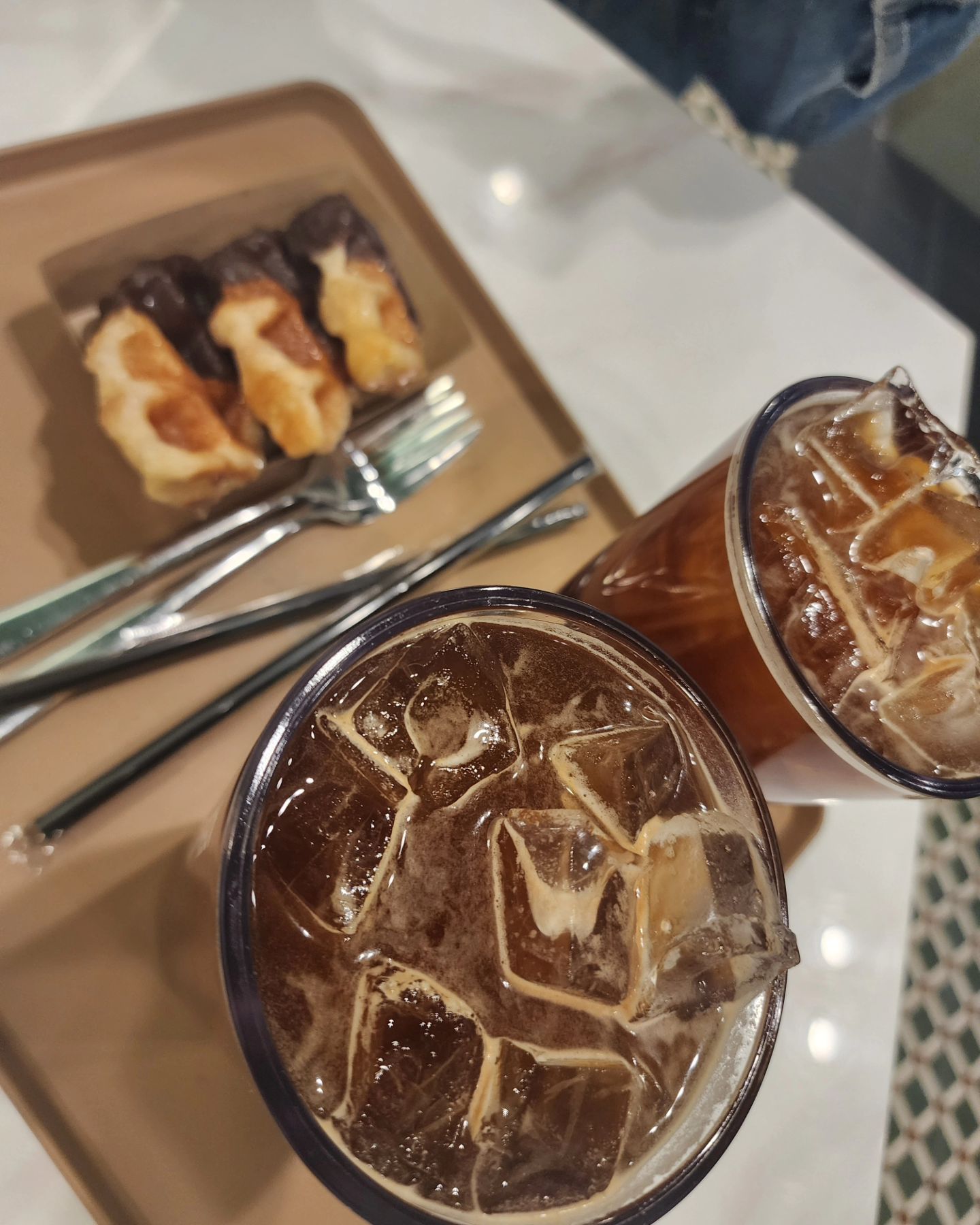 쭈니 자라다 간 사이에
언니가 쭈니 어린이날 선물 준다고
앞으로 와서 커피마시면서 잠깐이지만
즐거운 시간 보냈다.. 😍😍😍
언니랑 만나는 시간은 잠깐 10분이라도 너무 좋음
쭈니 이번 어린이날은 상어로 도배하겠군
미디어 끊는 중이라서 밖에서 놀아줄려고 잠깐
와우쥬 갔다가 어항에 빠져서 식겁하고 집으로 돌아옴
내옷벗어주고 .. 양손에 짐들고 애까지 업으니
허리가 끊어질 듯 아파서 온 전신에 파스 붙이고 누웠다
낼은 해운대에 쭈니가 좋아하는 상어 보러가야지 
돌묵상어 피규어 사러 아쿠아리움 가는 쭈니
#귀신고래 #귀상어 #톱상어 아직 없는 피규어가 많군
피규어 모으는 쭈니 덕분에 우리집에 상어들로 넘치는 중

#오늘도불태웠다  #어항에빠진아들  #진짜한순간이다
#깜짝놀랐네 #금붕어들은마른하늘에날벼락
#진짜심심할틈이없다 #아들갖고싶은분들 #보세요
#침실에상어들과함께자는중 #꿈에나올까무섭다😨