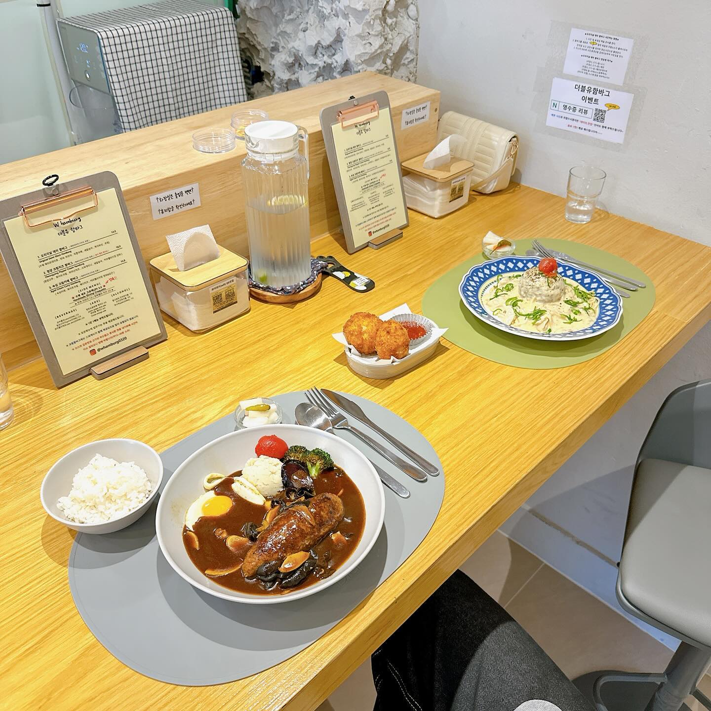 자꾸 생각나는 그런곳💛

수제 함바그 맛집 ‘더블유함바그’ 

메뉴를 주문하면 에피타이저부터 등장
부드러운 단호박 스프로 입맛을 싸~악 돋아주고

🏷 오리지널데미함바그
  기본이라고 다 똑같은 기본이 아니에요
  육즙이 팡팡 터지고 촉촉하고 부드러워 손이 자꾸가는 그런맛!
 밥까지 무한리필이라 남은소스에 비벼 쓱싹~!!!

🏷 청양크림치즈함바그
  밥대신 스파게티면이 나와요
  함바그랑 파스타 2가지를 한번에 먹을수 있어요
  고소하고 꾸덕꾸덕 완전 취향저격!!

속이 아주 새우로 꽉찬 ’수제새우 고르케‘까지

다 먹고나면 마지막 디저트 “수제카라멜” 

에피타이저부터 드저트까지 다 주는 함바그집!

아기자기하고 깔끔하게 꾸며져있어
데이트 장소로 강추 드려요~!

📍장소 : 더블유함바그 
 (부산 부산진구 서전로 37번길 14-1)
⏰ 운영시간 : 11:30 ~ 21:00 (L.O 20:00)
 브레이크타임 15:00 - 17:00 (주말제외)
🚫 노키즈존