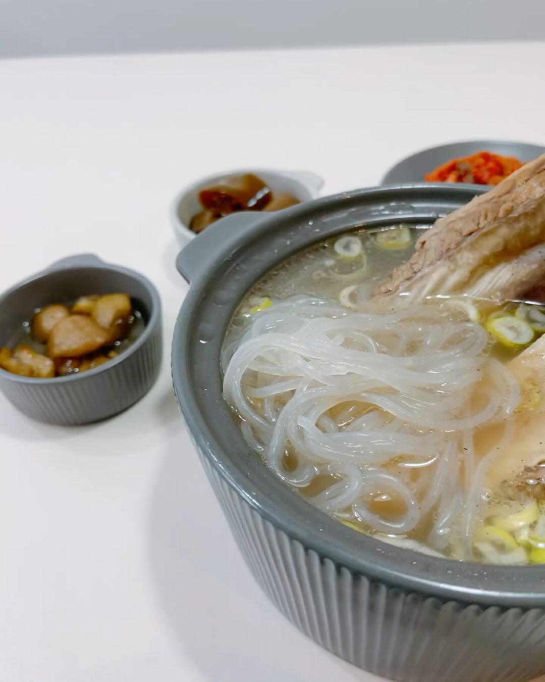 #협찬
요즘 감기가 유행이라고 하던데,
그런 유행 놓치지 않는...사람 나야나🤧

따땃한 국물로 몸보신 하면 
감기기운이 달아날까 해서
갈빗대가 통째로 들어간 갈비탕 밀키트
 먹어봤어요!
감기기운 있으니 이것저것 해먹기도 
귀찮은데 간편하기 넘 좋더라구요👍

갈비함량 36퍼로 푸짐한 비주얼😋
역시 누적후기 1만 5천개가 인증하듯
 맛이야 말모말모🥰

육수도 간간한게 딱 내입맛!
 수삼이 들어가서 그런지 고기 잡내도 없고 
만족스러운 깊고 진한 육수였어요!

여기가 바로 갈비탕 맛집인가요?💕

적당한 그릇이 없어서
냄비에 담았는데 넘칠까봐
조마조마했어요 😆

한입 가득 고기를 뜯고 
국물을 호로록 하니
뜨끈한게 여기가 바로 천국?!👼🏻

갈비탕에는 모니모니해도
당면사리가 있어야죵?

국물 머금은 당면 사리도
크흐 넘넘 맛있었어요✨

매콤하고 얼큰하거 좋아하면 
청양고추 넣어서 먹어도 좋을 것 같아요!

#글라이드#왕갈비탕#글라이드왕갈비탕#갈비탕맛집#몸보신#뜨끈한국물요리
