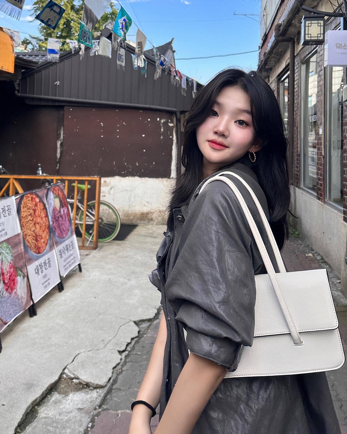 가을인가 봐🍂
.
.
.
.
.
.
#좋아요 #좋아요반사 #좋반 #맞좋 #좋테반사 #디엠해요 #디엠환영 #데일리 #셀피 #팔러우#맞팔 #선팔하면맞팔 #페션계정맞팔 #likesforlike #followforfollowback #서울 #인사동 #서울카페 #인사동데이트 #학생코디