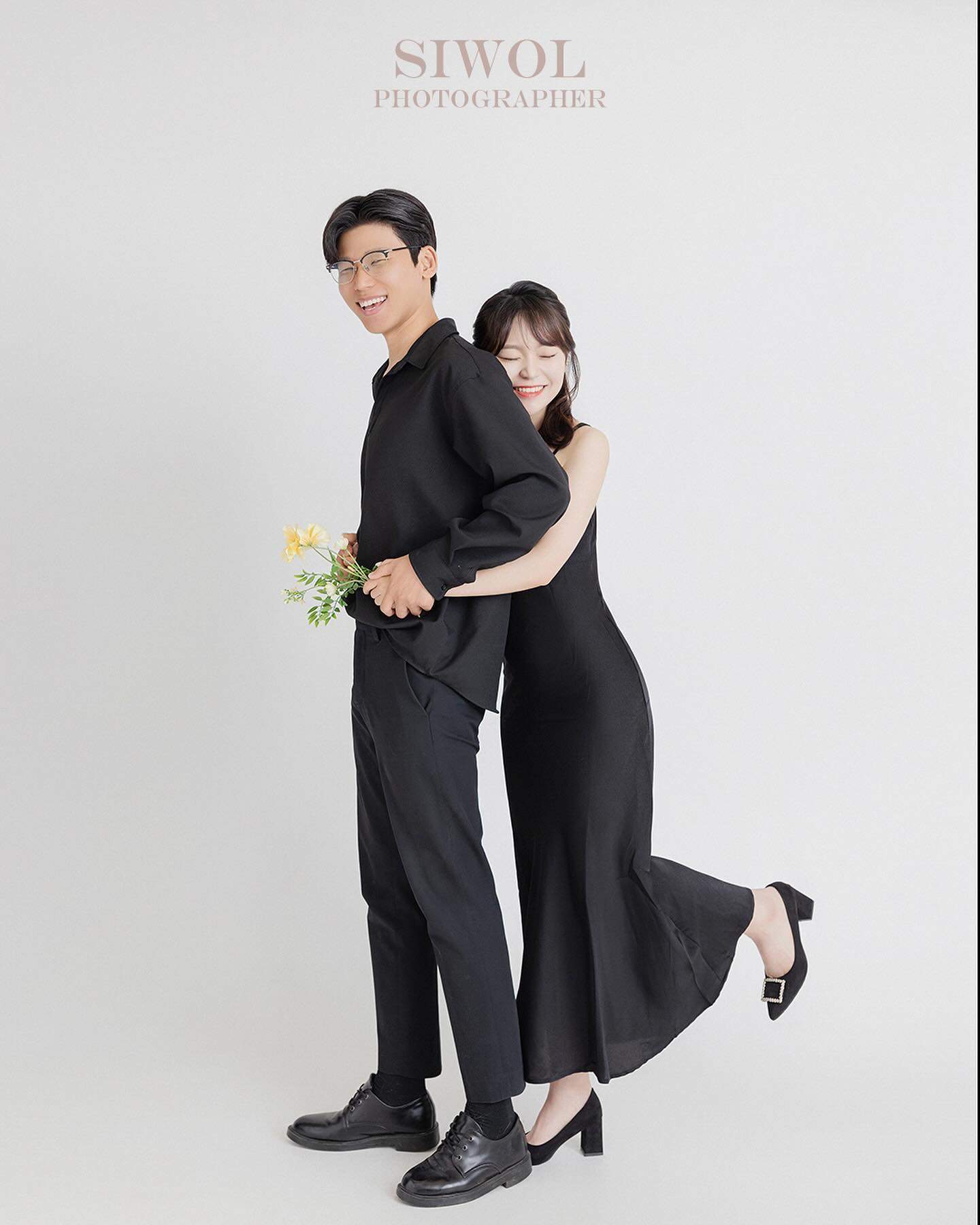 너무 예쁘게 촬영한🤵👰‍♀️세미웨딩 촬영❤️💛💙🖤 블랙으로 옷 맞춰 입고 촬영 완료

메이크업 맛집 makeup_suave 선생님 하루 종일 메이크업 짱짱하고 남자친구가 넘 좋아했어요!! 뚝딱이 둘 데리고 열정 넘치게 촬영 해 주신 siwol_sumin 넘 감사합니다 덕분에 굳어있었는데 자연스럽고 저희 둘 다 만족하는 너무 이쁜 사진 찍었어요❤️ 

#둔산동메이크업 #도안동사진관 #대전메이크업 #대전세미웨딩 #대전웨딩촬영 
#슈아브메이크업 #시월의사진관