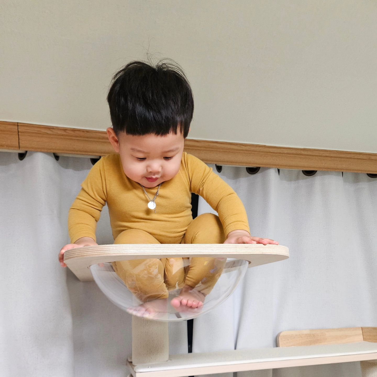 [떠호의 꿈은 고양이]. 

기어이 오르고 말았다🫣 
아빠있을 때만 해야된다고 했더니 
아빠퇴근하자마자 
신나게 올라감..😓 

끝까지 오른건 첨이라 
내일이 걱정됨☠️ 

#고양이자리 #이제그만 
#엄마무서워 #겁없는 

*남편이 옆에 지키고 있습니다.*