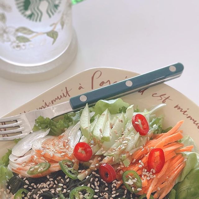 세세라기 on Instagram: "#협찬 9월이니 다이어터로 지낸지 3년이 되었네요🏋️‍♀️ 평소 해산물도 좋아하고 해초반찬들도 좋아하는데 해미푸드에서 미역국수를 보내주셨어요👏🏻👏🏻