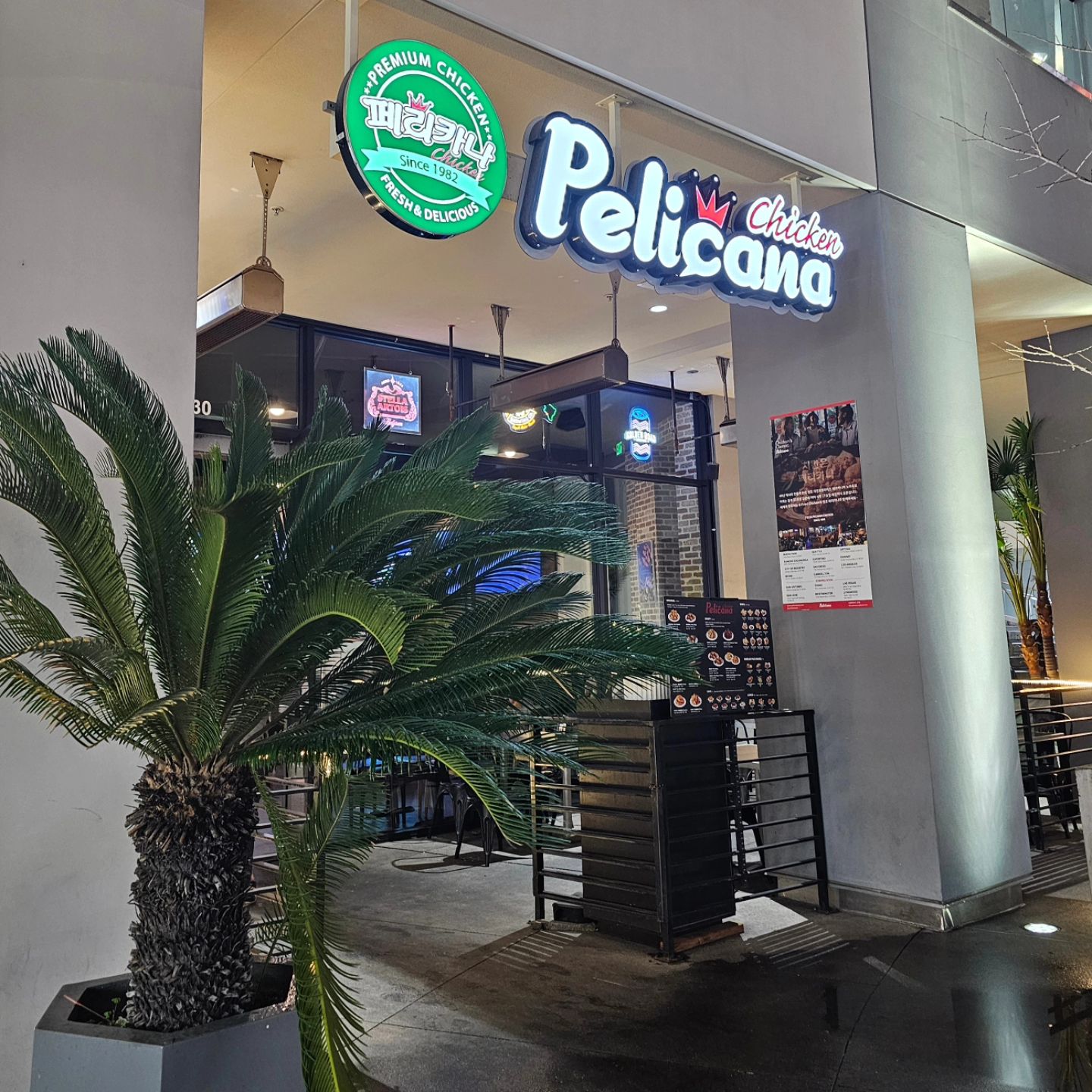 02.26.24 
#pelicanachicken #insitcoffee #소스몰
한국에서도 생각나던 소스몰 페리카나~ 
그리고 나의 애정 카페 인싯!
여기 오면 항상 주문하는 메뉴는 스트로베리라떼🩷
처음 먹어보고 반했어 몇년째 인싯 단골 메뉴임
딸기라떼지만 딸기라떼가 아닌🙂 딸기맛 커피? ㅋㅋ