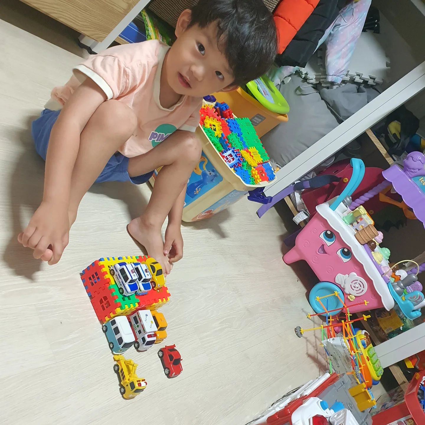 수족구걸려서 조기방학
드디어 다음주면 등원이다
왜 별이는 꼭 방학되기전에 구내염에 걸리는가ㅠㅠ
작년에 구내염 걸렸을때는 먹는것도 잘먹었는데 이번에는 먹을때 너무 아프다고ㅠㅠ
밥은 먹여야겠어서 이것저것 만들어줬는데 누가 보면 고문시키는줄..
안쓰럽고 귀여워
아픈것도 느낄줄 알고 마이컸다ㅎㅎ
이제는 아프지말자

#수족구 #무서워 #2주동안고생했다우리가족✌🏻 #별이별이⭐️ #아프디마😢