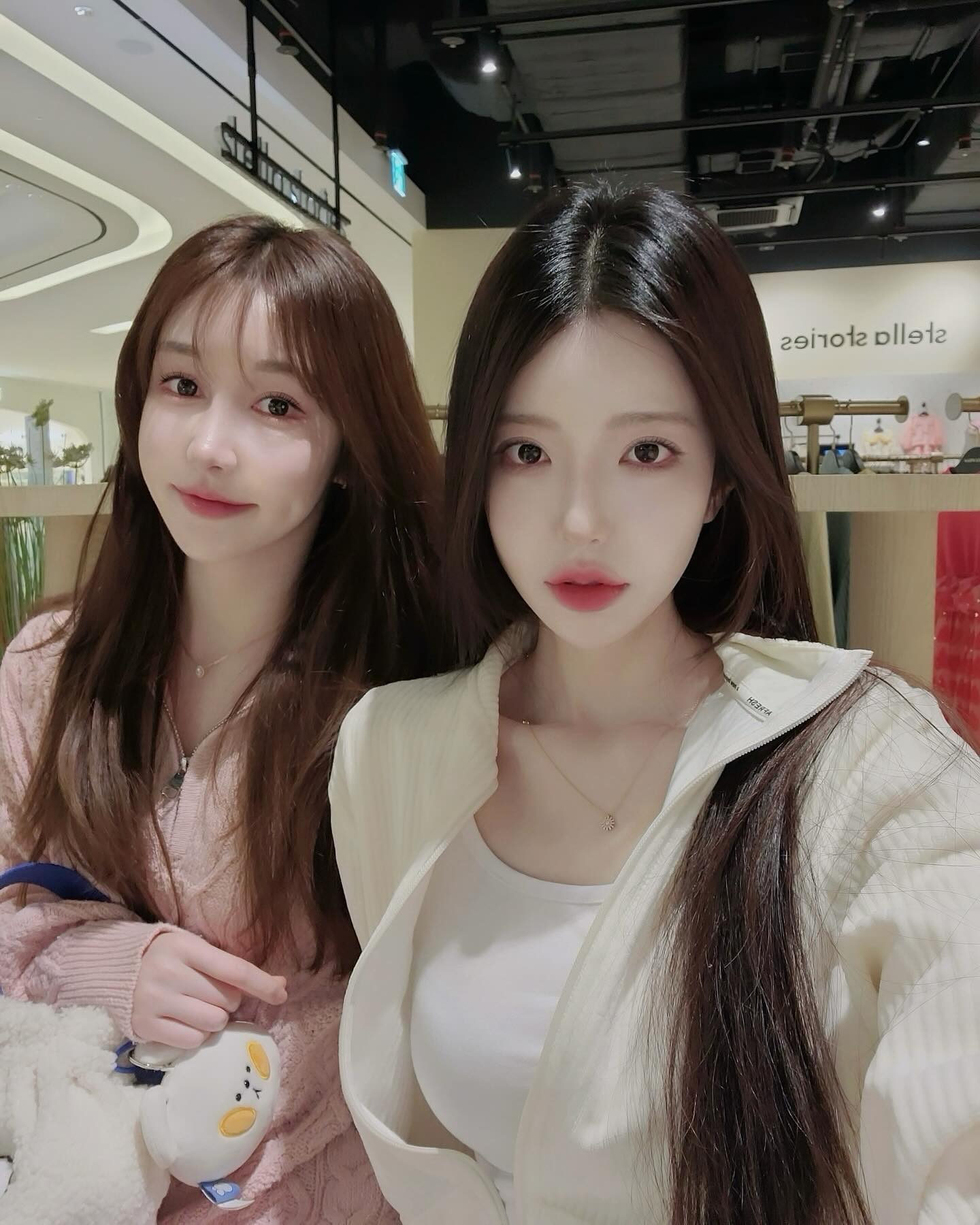 콘헤드 옆에 콘헤드 아닌 애
허리까지 오던 머리 자른거 처음으로 후회(?)함 😭
감고 말리는것만 편할 뿐 ,, 손질은 더 힘든게 짧은 머리였네