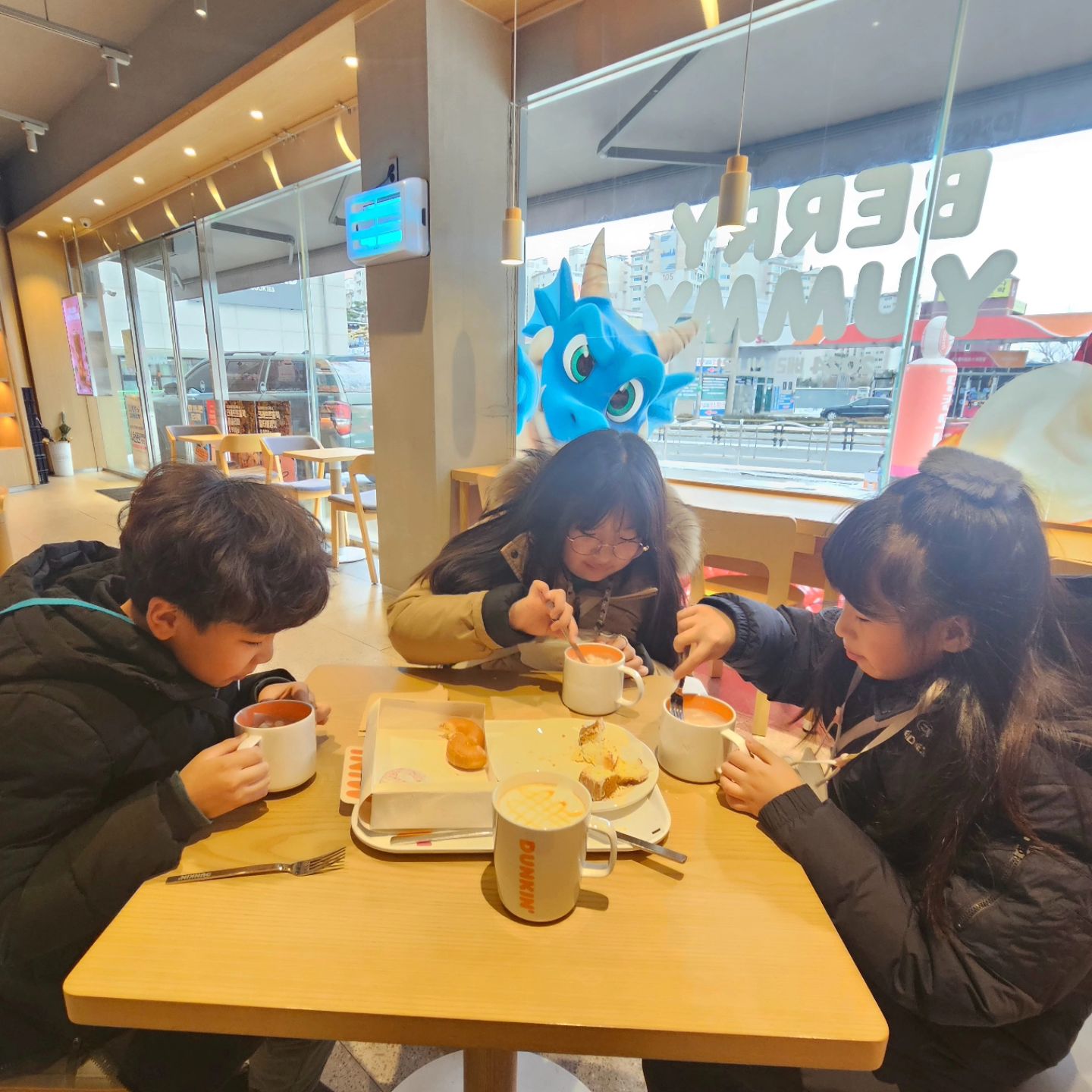 달달하고 폭신한 빵으로 
배도 채우고 
코코아로 몸도 녹이고ㅋ
.
추운 몸 녹이는데에는
따땃한 마시멜로 코코아☕️가
딱!!!!이지👍
.
소소히 즐기는 우리의 시간💕
.
.
.
#우리의시간#알찬시간#주말#외출#다둥이#삼남매#사랑해#고마워#육아#소소한#즐거움#행복#일상#여행