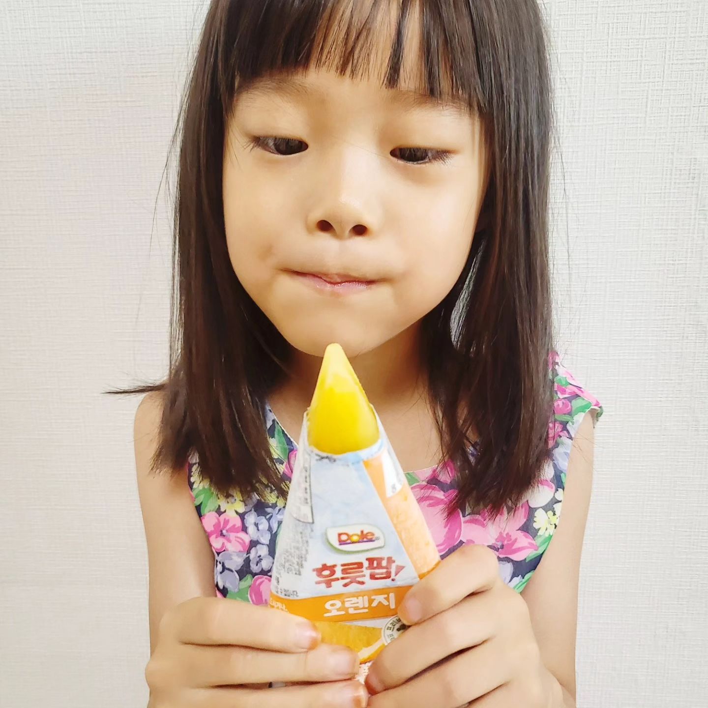 #협찬 #돌코리아 #후룻팝 #쟁여템 #여름간식  dole.korea 
...

#비타민C 와 #프리바이오틱스 가득하게 함유되어 있는 #돌코리아 #후룻팝 이에요!
외부 활동 후 아이들에게 시원하게 #간식 으로 챙겨주기 좋을 것 같아 초이스했어요.

과즙100%에 색소첨가도 전혀 되어 있지 않아 온 가족 간식으로 제격이에요. 
콤팩트한 사이즈로 휴대하기도 너무 좋고요. 

계속되는 폭염으로 뜨거운 햇빛에 갈증 도심해지는데요.
 시원하게 해주는 에어컨 마저도 무뎌질 땐 #시 원한간식 이 최고인 것 같아요.

한 손에 딱 잡히는 삼각형 모양으로 취향에 따라 주스로 마셔도 좋고요.
 무더운 날씨에는 시원하게 즐길 수 있도록 얼려먹어도 딱이랍니다.

 당도 역시 적당해서 온가족에게 인기가 높은 간식이에요. 
특히 #어린이간식 으로 정말 인기만점이지요 

후룻팝은 열대과일의 100% 과즙을 그대로 담았고, 6시간 이상 얼려서 먹으면 샤베트 식감의 시원한 아이스바로도 즐길 수 있는 제품이라 엄지척이네요.

4가지 맛으로 골라 먹는 재미가 있어요. 
외부의 빛과 공기를 차단해 주는 테트라팩 무균 포장재를 사용해 여름철에도 안심하고 보관 및 섭취 가능해서 편하더라고요. 

저는 냉장고와 냉동실에 쟁여놓고 주스 또는 아이스바로 가능한 2in1 제품이라 이이들 취향에 따라 챙겨주고 있답니다.

 콤팩트한 사이즈로 휴대성 좋아 오랜 시간 차로 이동해야 하는 여행 시, 미리 얼려둔 후룻팝을 챙겨가면 지루하지 않고 달콤하게 휴갓길을 즐길 수 있으니 드셔보시길 추천드려요.

#돌코리아 #후롯팝 #쟁여템 #여름간식 은 온라인 판매 링크 외에도 주변의 마트/편의점/트레이더스 등에서도 만날 수 있으니 참고하세요!