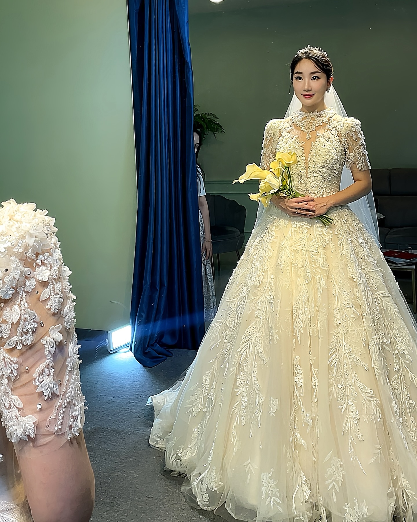 2024. 10. 05 Saturday 💍💗

시간은 왜이렇게 빨리 지나가는지 결혼식 29일 남았더라고요!
이와중에 울오빠는 추석이 곧 앞이라 명절선물 때문에 바쁘고
아직 #결혼준비 못한게 좀 되는데 어쩌면 좋을까요 🥹

그래도 #본식드레스 셀렉은 하고 왔는데 왜 정하고 와서도
고민되는지 저도 이제야 알 거 같아요 🥲
왜 이렇게 개각기 다르게 전부 예쁜건지 💓
명절 지나고 #신상드레스 몇개 새로 더 나온다해
또 가기로했는데 그날 또 마음 바뀔지도 모르겠고요 😆

#본식드레스셀렉 울오빠 도와서 옆에서 함께해줘 고마워
현영언니 그리고 소리야~~~
명절 잘 지내고 갔을 때도 잘 부탁해요 💖