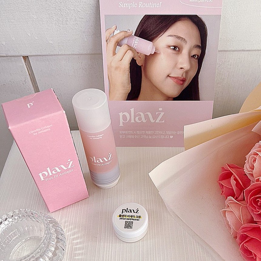 #안티에이징앰플 #진정앰플 #플랜지

#광고 #핑크앰플

#플랜지 #안티에이저 #부농앰플 

#한큐컴퍼니 #안테저 #동백앰플

#체험단플랫폼 

#리뷰어스 #협찬

플랜 지 포어 핏 안티에이저를 알게됐어요
용기가 독보적인 디자인이어서
그립감이나 사용감 둘다 굉장히 편했어요
뚜껑을 열고 윗부분의 동그란 부분을 누르면
앰플이 소량 또르르 나오는 방식이라서
얼굴 가까이에 대고 톡 떨어뜨려준 뒤 
발라주었어요
샤프 사용하는 방법이랑 비슷했어요
손이 용기 안으로 들어갈 일 없으니
내용물이 변질될 우려 없고 
위생적으로도 안심되고 맘에 쏙 들었어요
