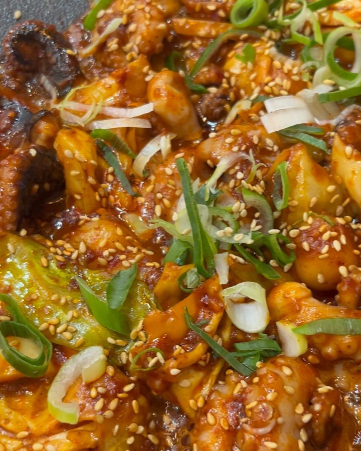 #협찬 #직화쭈꾸미쭈천

불맛 가득 품은 쭈꾸미🔥 
매콤하고 화끈한 맛이라 먹는 순간 스트레스가 쫙 풀렸어요! 
날치알 듬뿍 넣어 쌈싸먹어도 맛있고 갈릭소스 찍어서 밥 위에 살짝 올려먹어도 맛있어요〰️🐙
역시 마무리는 볶음밥!😉 빠질 수 없죠! 야채도 가득 들어서 고소하니 정말 맛있더라고요😚 쭈천 완전 추천드려요!😊

#남동구맛집#구월쭈꾸미#구월동맛집#남동구쌈밥#남동구회식#구월동쭈꾸미#인천쭈꾸미#구월맛집#구월동데이트#구월동모임#인천터미널역맛집#인천구월동쭈꾸미#인천맛집#인천터미널직화쭈쭈미#직화쭈꾸미