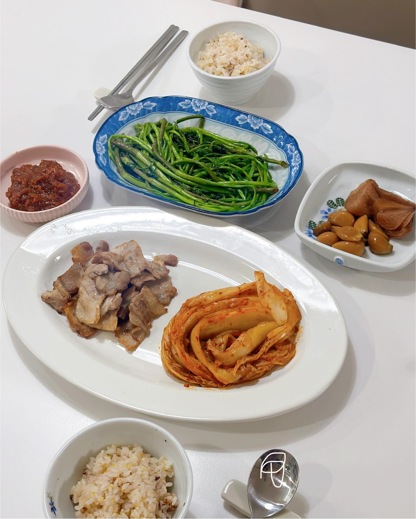 #저녁메뉴 #미나리삼겹살 
 
주말에 미나리삼겹살 먹고왔는데 맛있어서 미나리 사왔어요💚
어제 사온거라 싱싱할때 먹고싶어서 오늘 저녁도 미나리삼겹살!
 
집에 남아있던 냉동삼겹살 굽고 기름에 미나리랑 김치 굽기
이틀연속으로 먹는 미나리삼겹살인데 더 맛있는 것 같아요ㅎㅎ
미나리에 김치, 삼겹살 삼합으로 먹으니 꿀맛입니다
 
고기가 부족해.. 먹다가 고기 사러갈뻔ㅋㅋㅋ😂
 
 
._.
