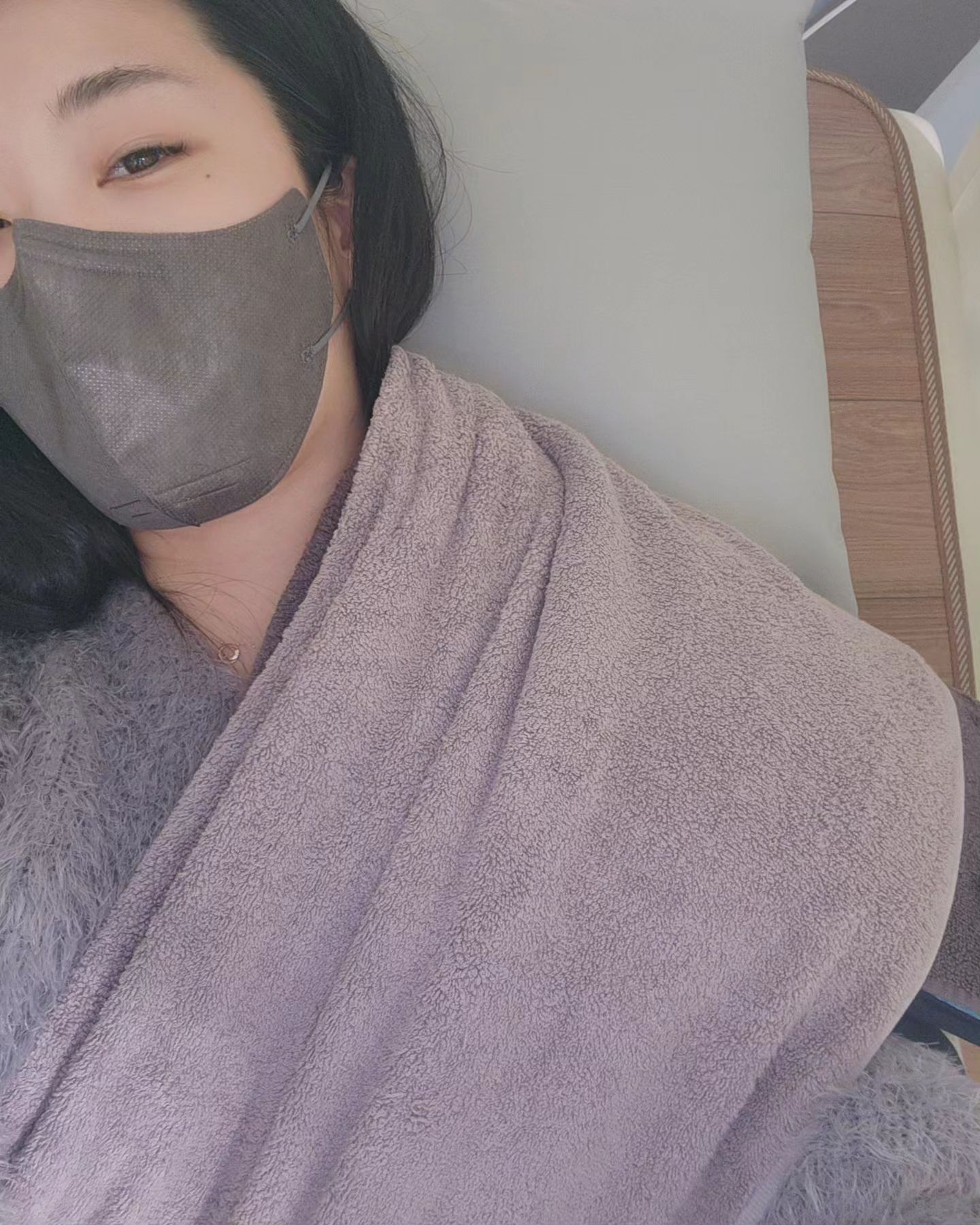 #오랜만이쥬🙋 

올해는 희한하게 잔병이 많네요
얼마 전 과음으로 또 쓰러지고..
할머니는 상태 안좋으시고
저는 또 어깨타박상에 감기까지 아주 골골..

올만에 인스타 다시하려니 막막한데ㅋㅋㅋㅋ
다들 언팔도 안해주시고 너무나도 감사드려요!!

#내상태메롱
#집안일 #감기조심 #과음은건강에해롭습니다