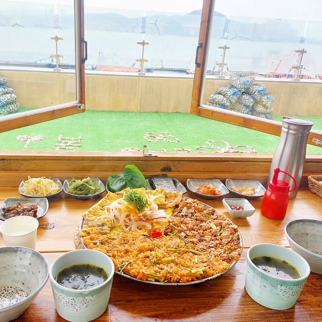 시원시원한 영도 오션뷰 꼬막맛집💙🌊

💙올바릇식당 영도점💙
allbarut_youngdo 

꼬막 철에는 꼬막을 꼭 먹어줘야지!!😆
하나 남은 창가석 자리 우리가 찜✌✌
비쥬얼 짱인 꼬막육전대판(←이거 안시켰으면 후회 만땅할뻔..)
상큼한 샐러드 올려먹는 육전 진짜 맛있고
밥에 콩나물이랑 통실한 꼬막무침에 비빔장 넣고 
슥슥~비벼먹으니까 미쵸따미쵸따💕💕세상 너무 맛있당!!

남치니랑 둘이서 먹는데 남길 정도로 양이 많았다..😳
3명이서 먹어야할듯?!🤔
그리구 반찬으로 나오는 간장게장
맛있어서 나혼자 다 먹어버림!!😋

꼬막+육전 먹고 싶을 때 먹으러 또 가야징 하항💕💕
