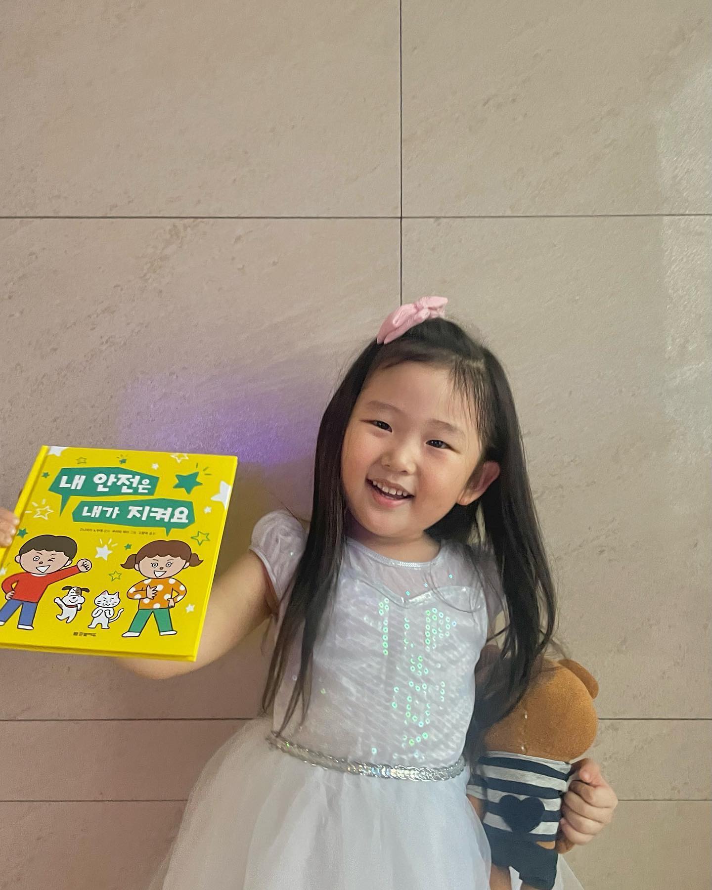 #협찬
며칠 후 유치원 입학하는 6세 언니 
이제 유치원 언니가 된다며 한참 들떠 있는데
엄마 마음은 그렇지가 않아유 ㅠㅠ 

이제 언니가 되는 만큼 
아윤이 스스로도 자신을 지킬 수 있도록 
안전 교육 시작 ! 

책이 배송 온 날 한번 스윽 ~ 읽어준 적 있는데
혼자 펼쳐 이야기 하는데 32가지 내용이 얼추 맞는걸 보니 
역시 말로만 설명하는것 보다 책이 머리에 콕 들어가네유 

보호자 연락처를 외우게 할 시도조차 한 적 없는데 … 
오늘부터 엄마 전화번호 외우기 시작합니다 💃🏼

#한빛에듀 #내안전은내가지켜요 #유아동추천 #안전그림책 #생활규칙 #등하교 #미아방지 #범죄예방 #예비초등추천