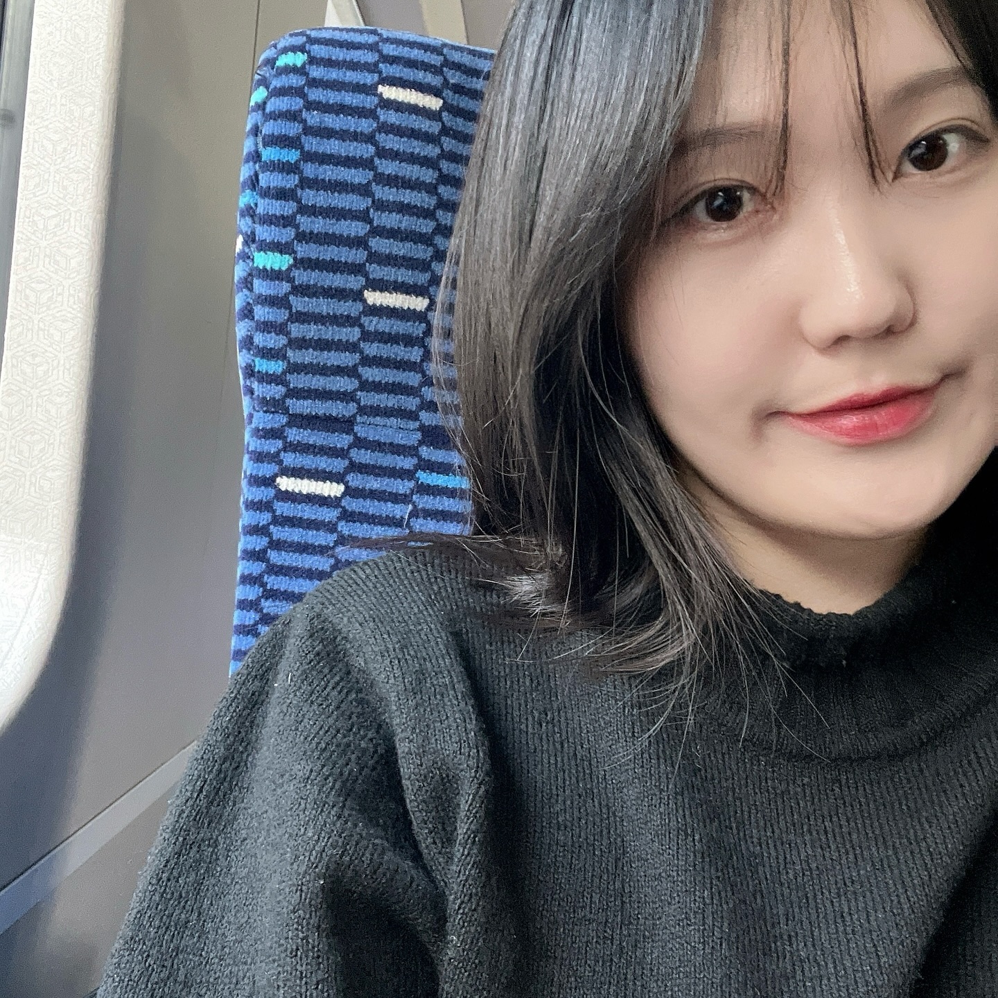 명절에 스울 다녀오깅😆

#기차안 #셀카샷 #델리룩
#일상샷 #스울 #dailypost