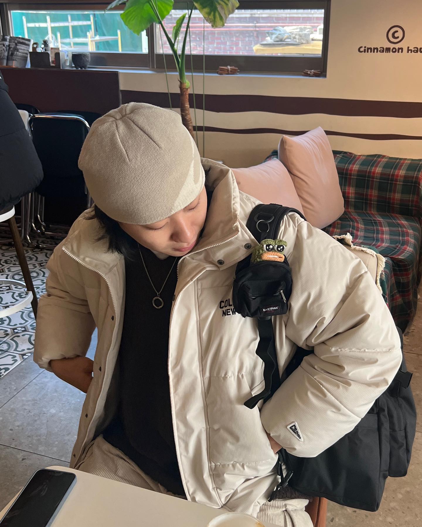 #협찬 🟠베이지룩과 어울리는 백팩
시나몬하우스에서 페페와 커피 한 잔

eastpak_korea 
SMALLKER_CS Mono black2

3월에 개강하는 대학생들에게 추천해주고 싶은 예쁜 디자인의 백팩입니다!!🎒블랙 색상이라 좋아하는 키링을 매치시켜면 포인트가 됩니다✨

#새학기 #신학기 #개강 #학생가방 #대학생가방 #대학생백팩 #학생코디 #데일리코디 #스트릿 #20대여자가방 #20대남자가방 #고프코어룩 #백팩추천 #백팩 #가방추천 #백팩추천