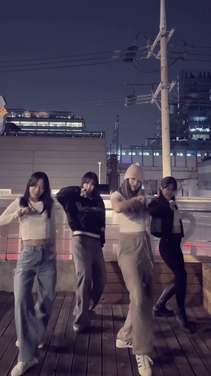지하철 나이스타이밍😆 DC: brettsewell_ 
.
.
.
.
.
#릴스#reels#rihanna#whatmyname#choreography#dance#popsong#seoul#korea#dancers#dancer#ootd#4인릴스#릴스추천#릴스댄스#릴스